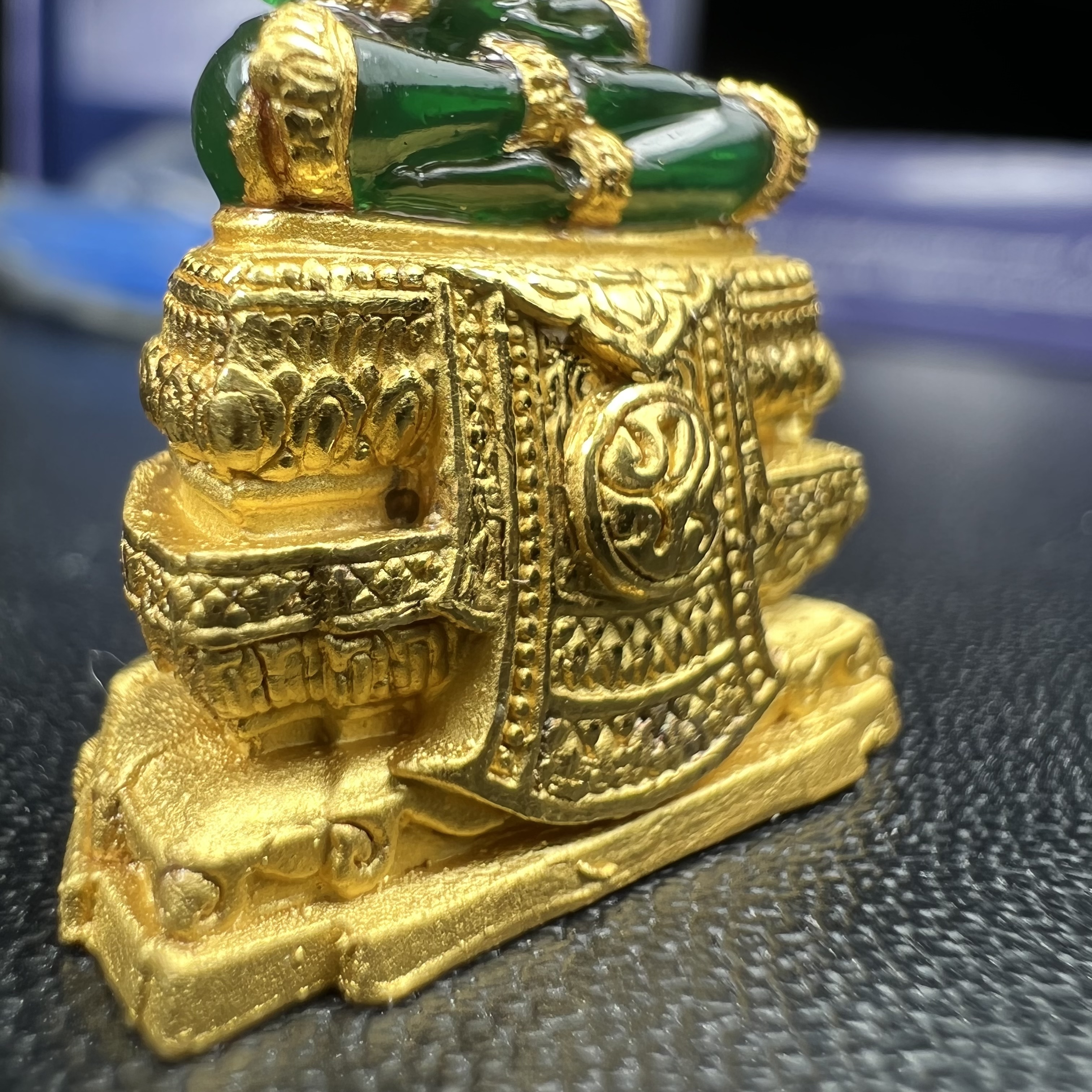 พระแก้วมรกต ภปร. จัดสร้างโดย รพ.ภูมิพลฯ ปี2547 ลอยองค์ขนาดหน้าตัก 1/2 นิ้ว เนื้อเรซิ่นหุ้มทองคำ99.99 งดงามทรงคุณค่าอีกหนึ่งรุ่นยอดนิยม หายาก