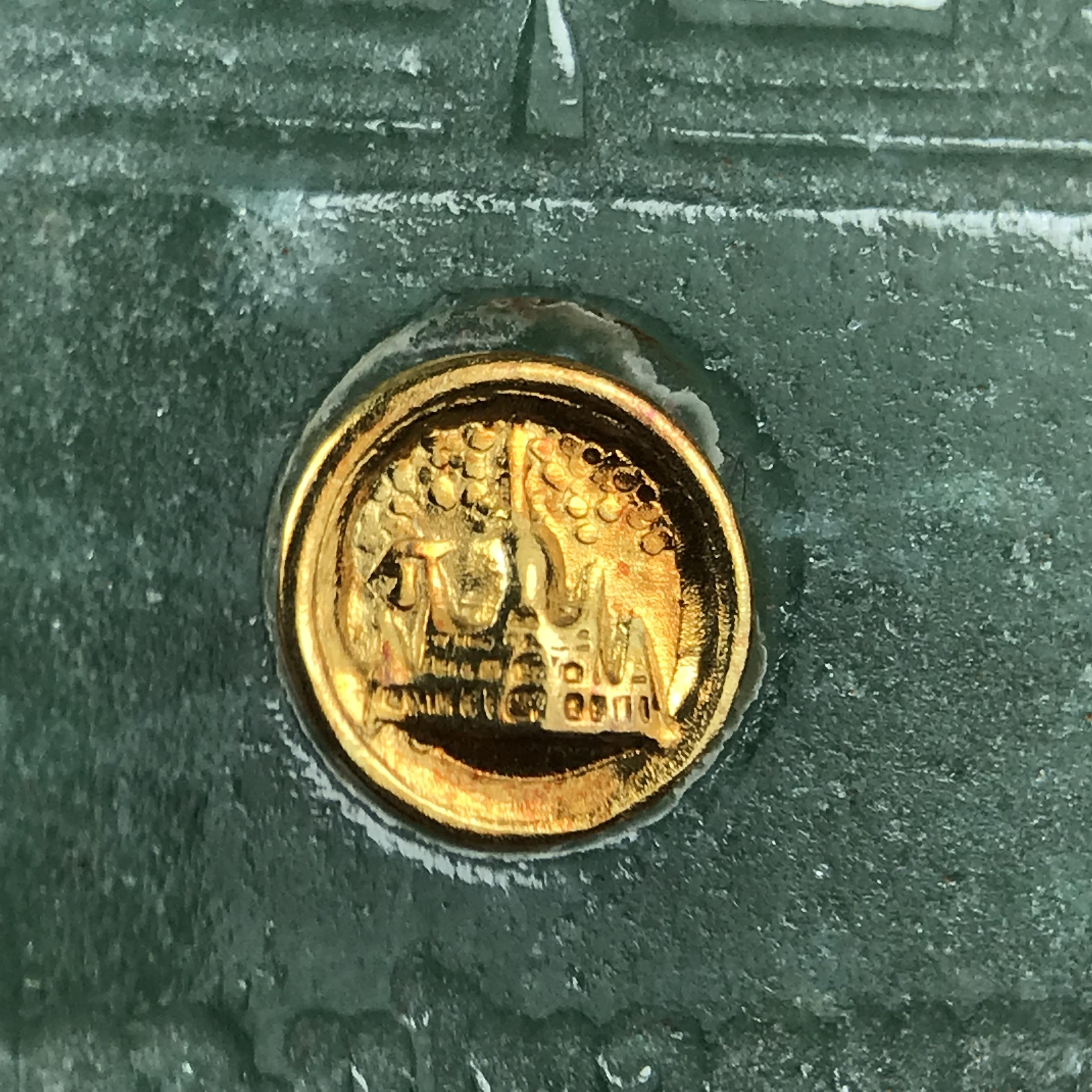 หลวงปู่ทวดหยก วัดพะโคะ จ.สงขลา ปี 2543 เนื้อหยก พิมพ์ใหญ่ ขนาด 3.5 x 2.2 ซม. ด้านหลังแผ่นโค๊ตทองคำ สร้างโดยสมาคมชาวเพชรบุรี “สมเด็จเจ้าพะโคะหลวงปู่ทวดเหยียบน้ำทะเลจืด” ครั้งแรกแห่งประวัติศาสตร์(สวยงามเป็นของล้ำค่าหายากมาก)สภาพสวยสมบูรณ์