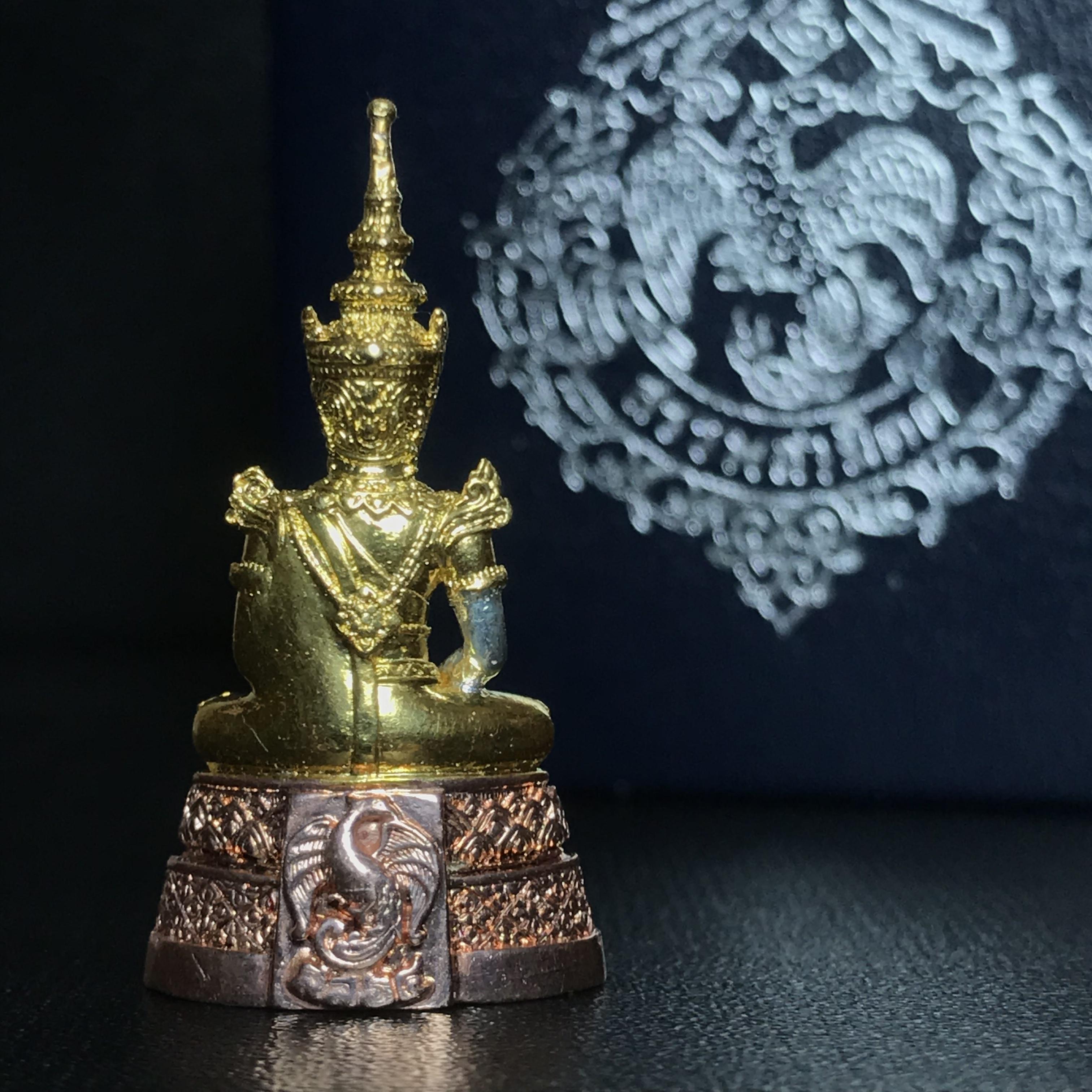 พระแก้วมรกต กรมสรรพสามิตจัดสร้างขึ้นเนื่องในโอกาสครบรอบ 64 ปีของกรมสรรพสามิต และเนื่องในวโรกาสที่พระบาทสมเด็จพระเจ้าอยู่หัวทรงครองราชย์ครบ 50 ปีในปีกาญจนาภิเษก เมื่อ พ.ศ.2539 เนื้อเงินรมดำขัดเงา(ชุบสามกษัตริย์ใหม่)พร้อมกล่องบรรจุเดิม