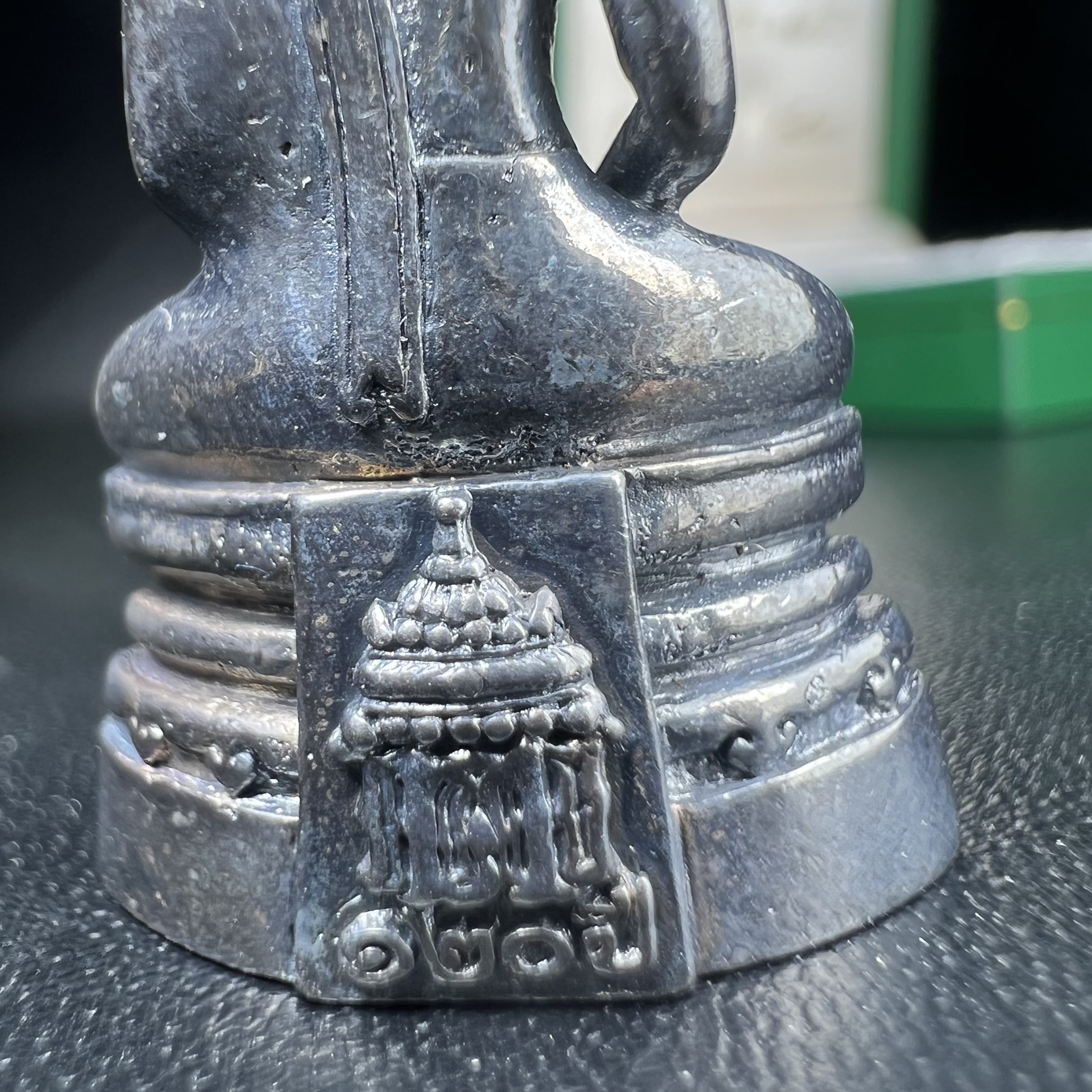 พระพุทธโสธร รุ่น กศก. 120 ปี เนื่องในโอกาสครบ 120 ปี กรมศุลกากร กระทรวงการคลัง จัดสร้าง ปี 2537 เนื้อเงินบริสุทธิ์ 99.9% ผิวขัดเงาลงดำ(งานบริษัท แพรนด้า จิวเวลรี่)สวยงดงาม ทรงคุณค่า