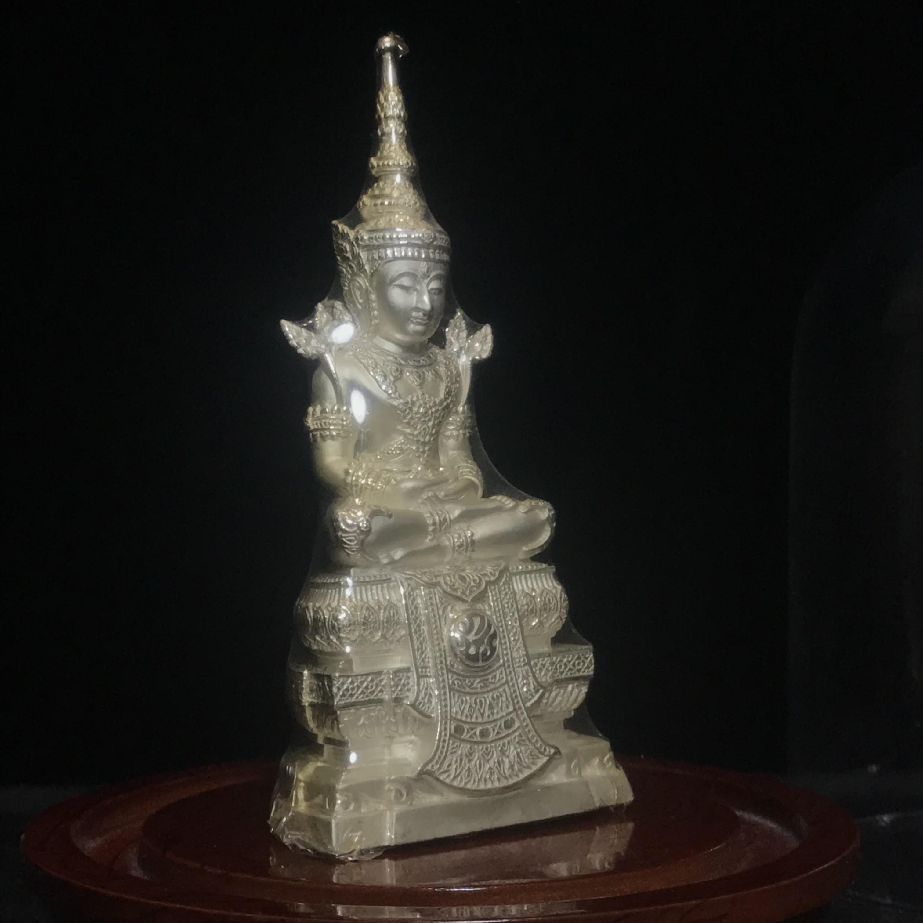 พระแก้วมรกต ภปร. ปี2547 จัดสร้างโดย รพ.ภูมิพลฯ เนื้อเงิน ลอยองค์ หน้าตัก 2 นิ้ว ครอบแก้วเดิม องค์พระซีนเดิมสวยคงสภาพเดิม(1ใน3000องค์)