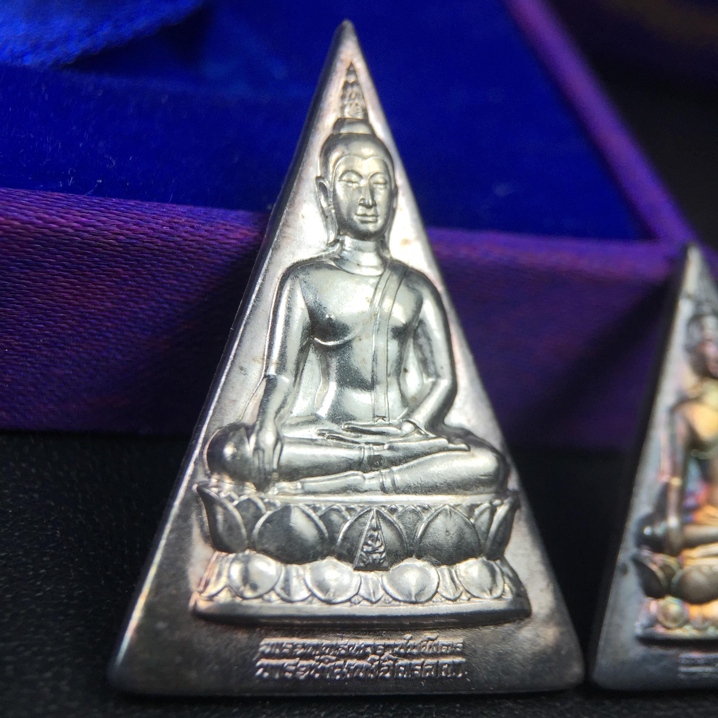 พระพุทธนวราชบพิตร พระพิมพ์จิตรลดา โครงการหลวง ปี2539 (พิมพ์ใหญ่+พิมพ์เล็ก) เนื้อเงินผิวเดิมขึ้นสีรุ่ง สวย แบบนิยมพร้อมกล่องบรรจุเดิม พิธีใหญ่ ปลุกเสกวัดพระแก้ว(1ชุด 2 องค์)