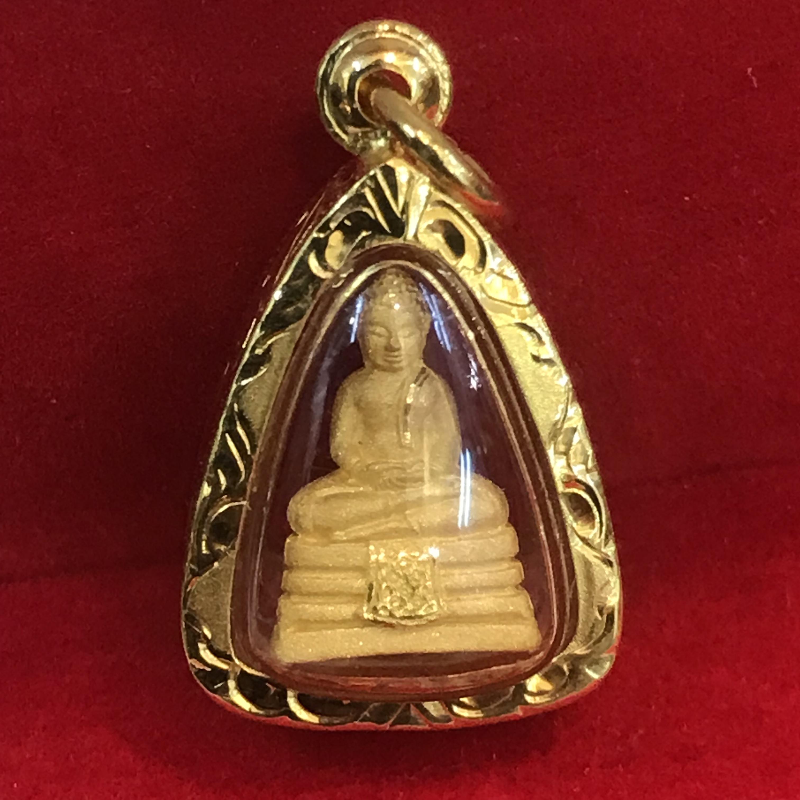 หลวงพ่อโสธร รุ่นดวงชะตาคู่ชีวิต ปี2547 วัดโสธรวรารามวรวิหาร พิมพ์รูปหล่อจิ๋ว เนื้อทองคำ มาพร้อมเลี่ยมกรอบทองคำแท้ อย่างดี พร้อมกล่องเดิมจากทางวัด