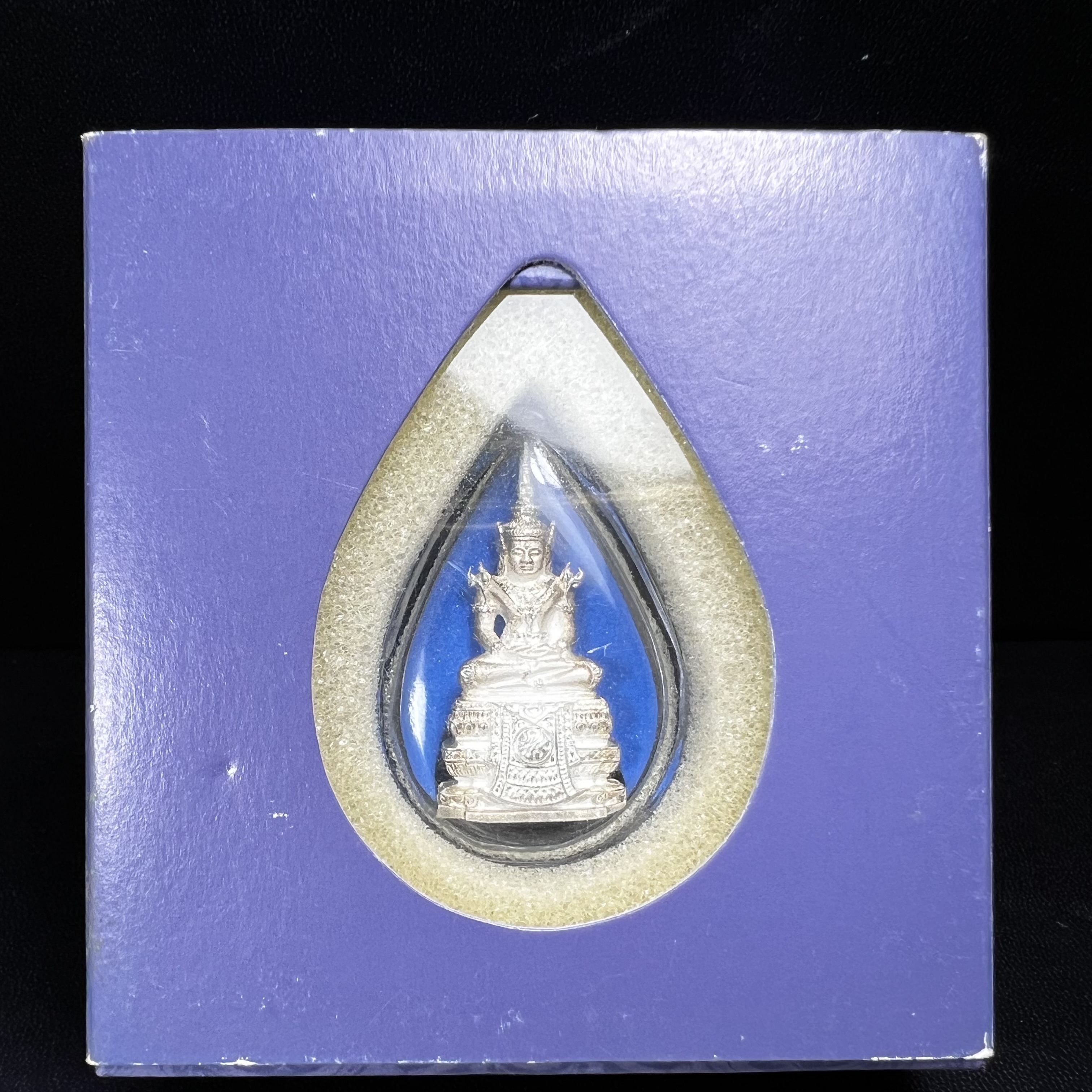 พระแก้วมรกต ภปร. ปี 2547 จัดสร้างโดยโรงพยาบาลภูมิพลอดุลยเดช เนื้อเงิน ลอยองค์ หน้าตัก 1/2 นิ้ว สูง 3.7 ซม. พิธีมหามังคาภิเษก ณ พระอุโบสถวัดพระศรีรัตนศาสดาราม(วัดพระแก้ว) งดงามทรงคุณค่าอีกหนึ่งรุ่นยอดนิยม หายาก(องค์หมายเลขต้นๆหลักร้อย ๒๙๘)ผิวเดิมติดรุ้งสวย