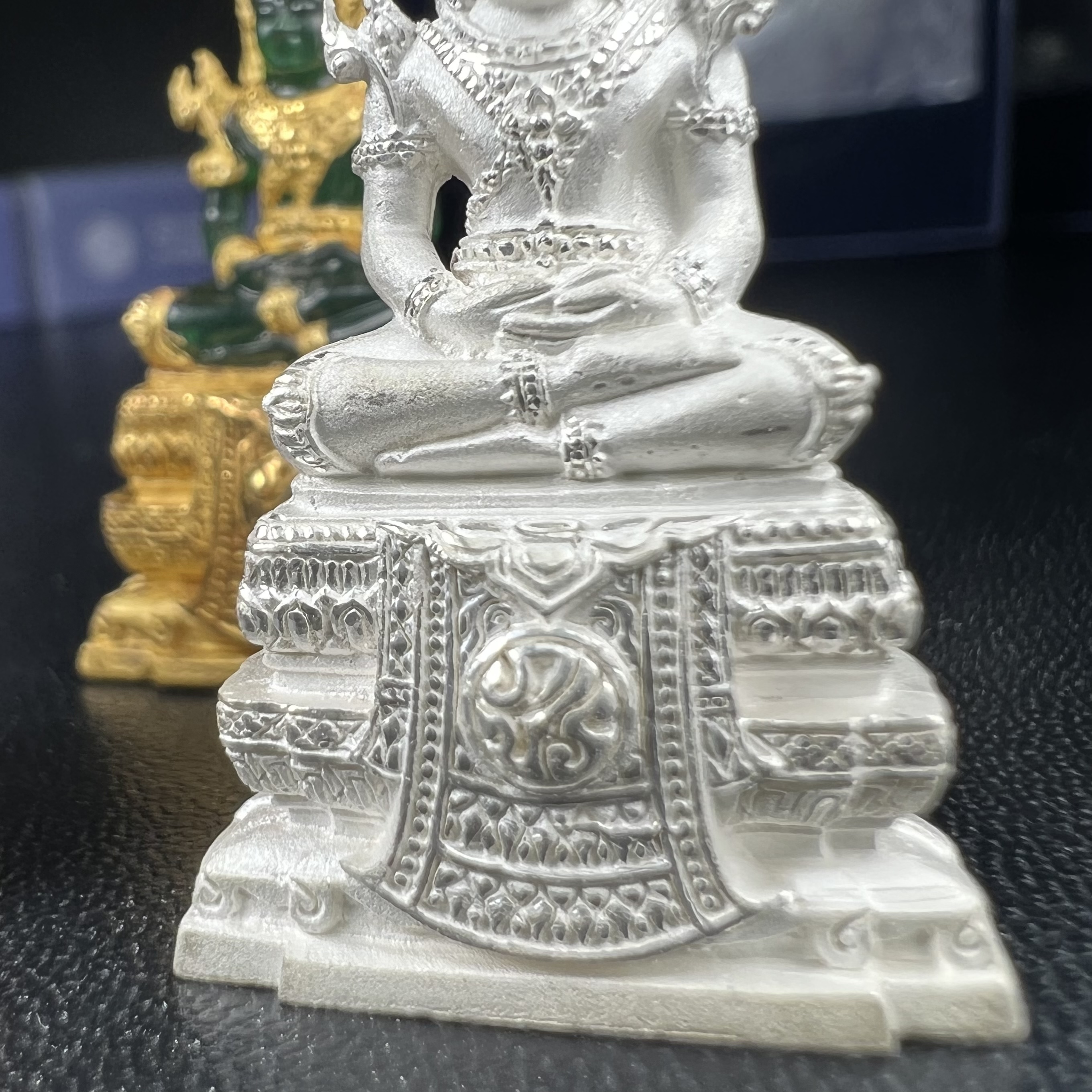 พระแก้วมรกต ภปร. จัดสร้างโดย รพ.ภูมิพลฯ ปี2547 ลอยองค์ขนาดหน้าตัก 1/2 นิ้ว (เนื้อเรซิ่นหุ้มทองคำ99.99%+เนื้อเงิน+เนื้อเงินสามกษัตริย์)(1ชุด 3 องค์)งดงามทรงคุณค่าอีกหนึ่งรุ่นยอดนิยม หายาก