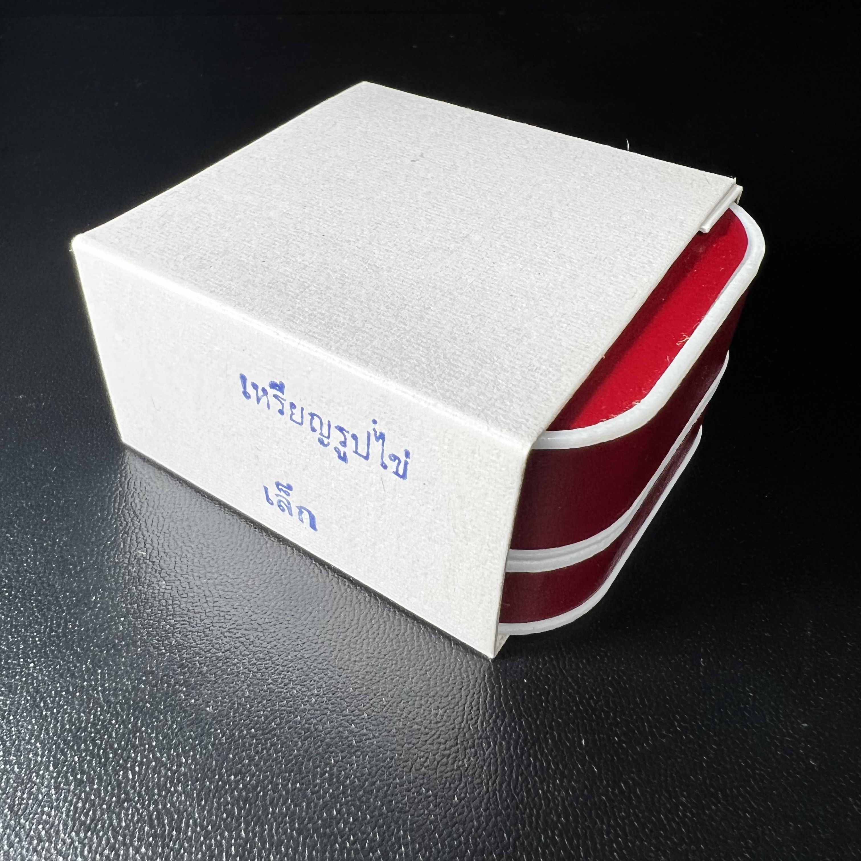 เหรียญหลวงพ่อทวด รุ่นมงคลบารมี วัดประสาทบุญญาวาส ปี 2545 เนื้อเงินสามกษัตริย์ พิมพ์ทรงรูปไข่เล็ก(ขนาด 2.0*1.8 ซม.)ฉลุลายฉากพี้นหลังสีทองสวยงาม ตอกโค๊ตมีหมายเลข พร้อมกล่องบรรจุเดิม