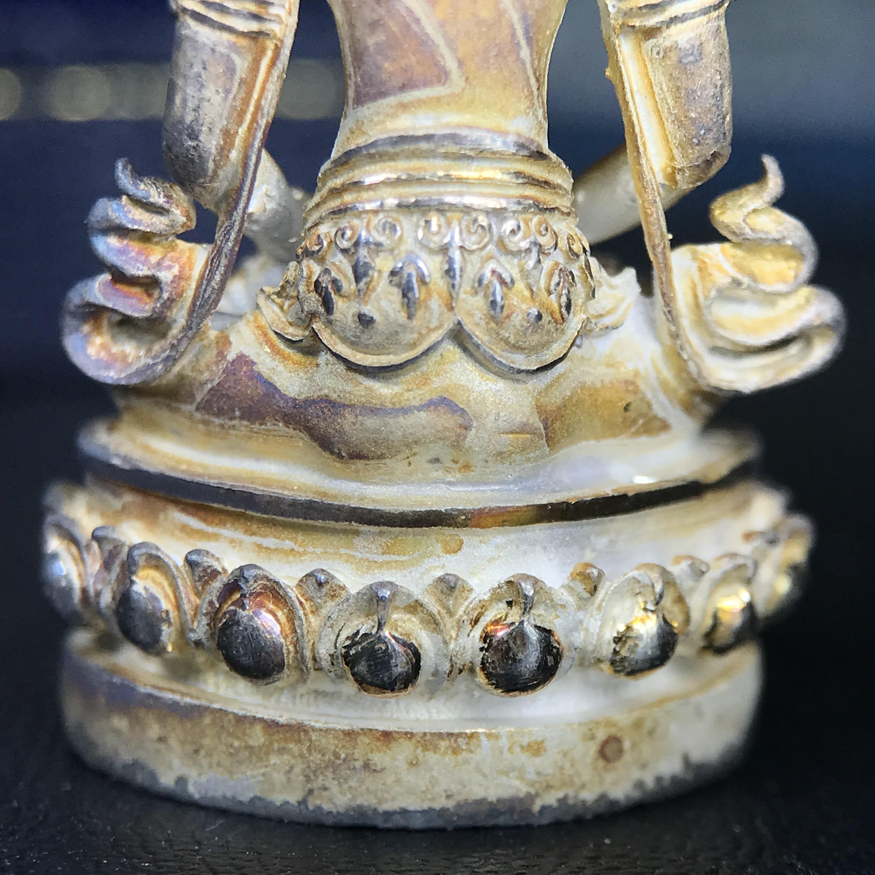 พระกริ่งอวโลกิเตศวร ( เจ้าแม่กวนอิม ) วัดโพธิ์แมนคุณาราม รุ่นอุดมโภคทรัพย์ พ.ศ.2539 เนื้อเงินพ่นทราย(ผิวเดิม ขึ้นสีรุ้งธรรมชาติ แบบนิยม เสน่ห์ของพระเนื้อเงิน) (พร้อมกล่องบรรจุการ์ดใบรับรองเดิมครบ)(อีกหนึ่งรุ่นยอดนิยม พุทธศิลป์สวยงดงาม)หายาก 1 ใน 5000 องค์