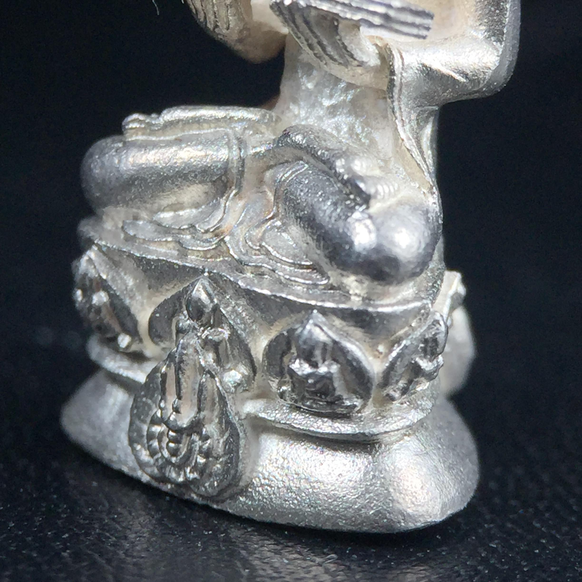 พระกริ่งปรมานุชิตชิโนรส วัดพระเชตุพนวิมลมังคลาราม(วัดโพธิ์) ปี2533 เนื้อเงิน ( ในหลวงรัชกาลที่9เสด็จเททอง)พิธีใหญ่ งดงามด้วยพุทธศิลป์เปี่ยมด้วยพุทธคุณ อีกหนึ่งรุ่นที่แนะนำสะสมบูชา