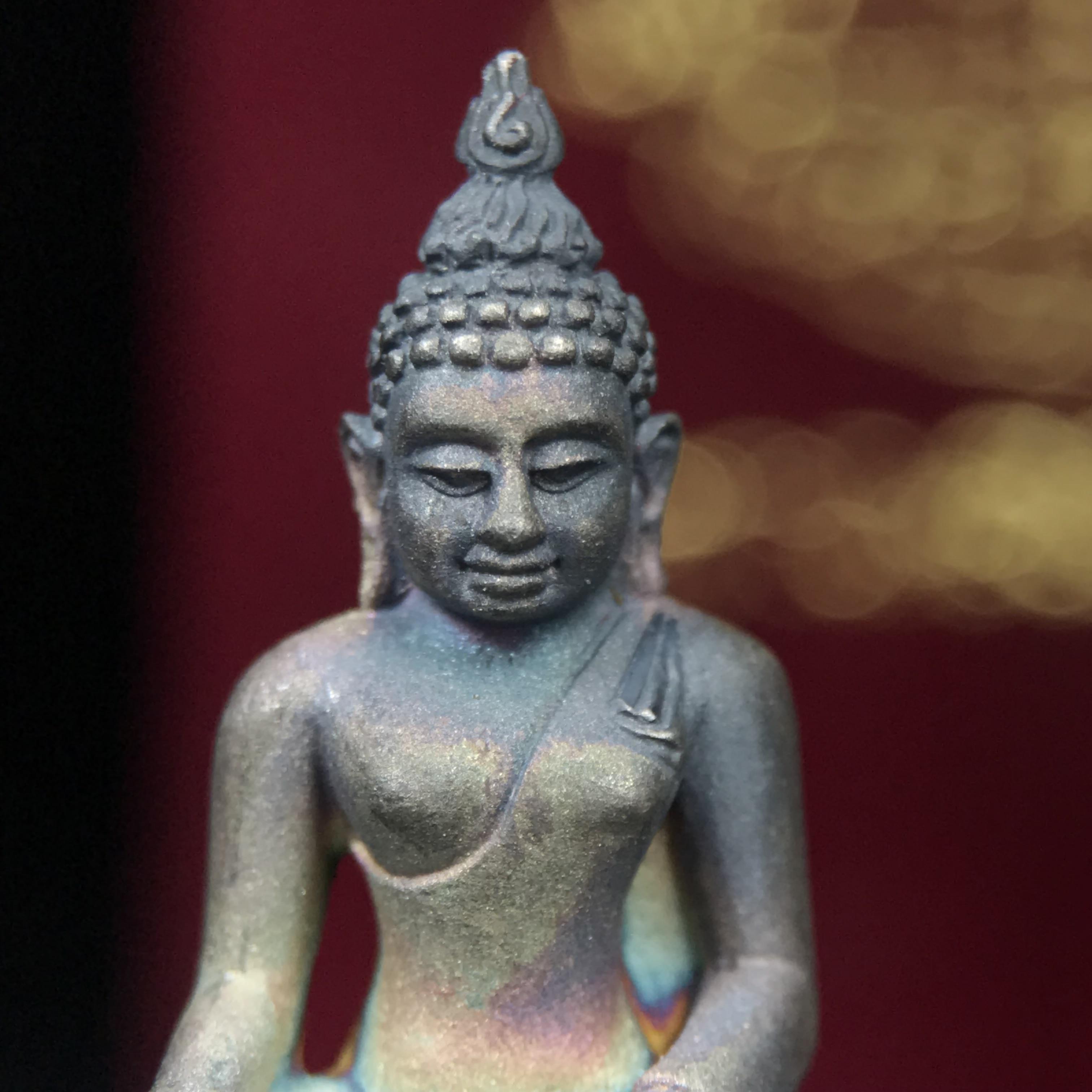 พระกริ่งไพรีพินาศ ตรากาญจนาภิเษก วัดบวรนิเวศวิหาร ที่ระลึกในหลวงรัชกาลที่9 ครองสิริราชสมบัติครบ 50ปี เนื้อเงิน(สภาพผิวเดิมขึ้นสีรุ้งธรรมชาติสวยแบบนิยม)(เสน่ห์พระเนื้อเงินสีสันที่ธรรมชาติสรรค์สร้าง)เข้มขลังทรงอานุภาพยิ่งใหญ่ กำราบศัตรูพ่ายสิ้น พระไพรีพินาศ