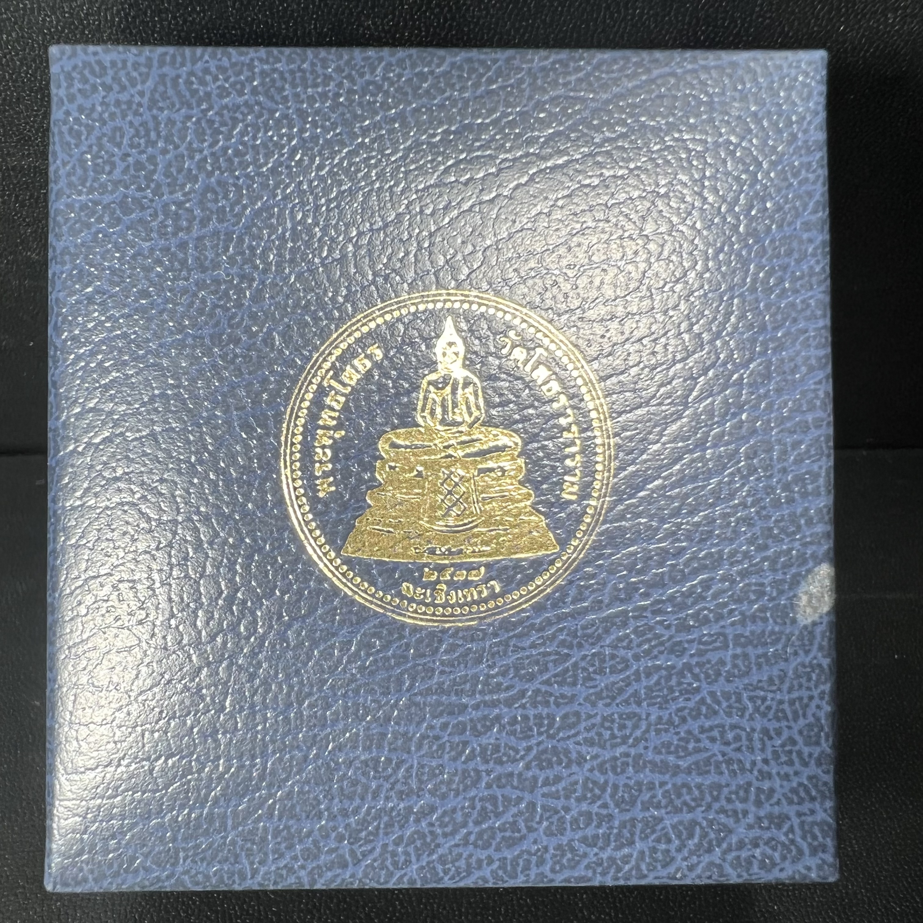 เหรียญพระพุทธโสธร 2 หน้า วัดโสธรวรารามวรวิหาร จ.ฉะเชิงเทรา ปี 2537เนื้อเงินขัดเงาสองหน้า ขนาด 2.8 ซ.ม. บล็อกนอก ผลิตที่โรงกษาปณ์ Royal Australian Mint ประเทศออสเตรเลีย พร้อมกล่องบรรจุเดิม สภาพสวย