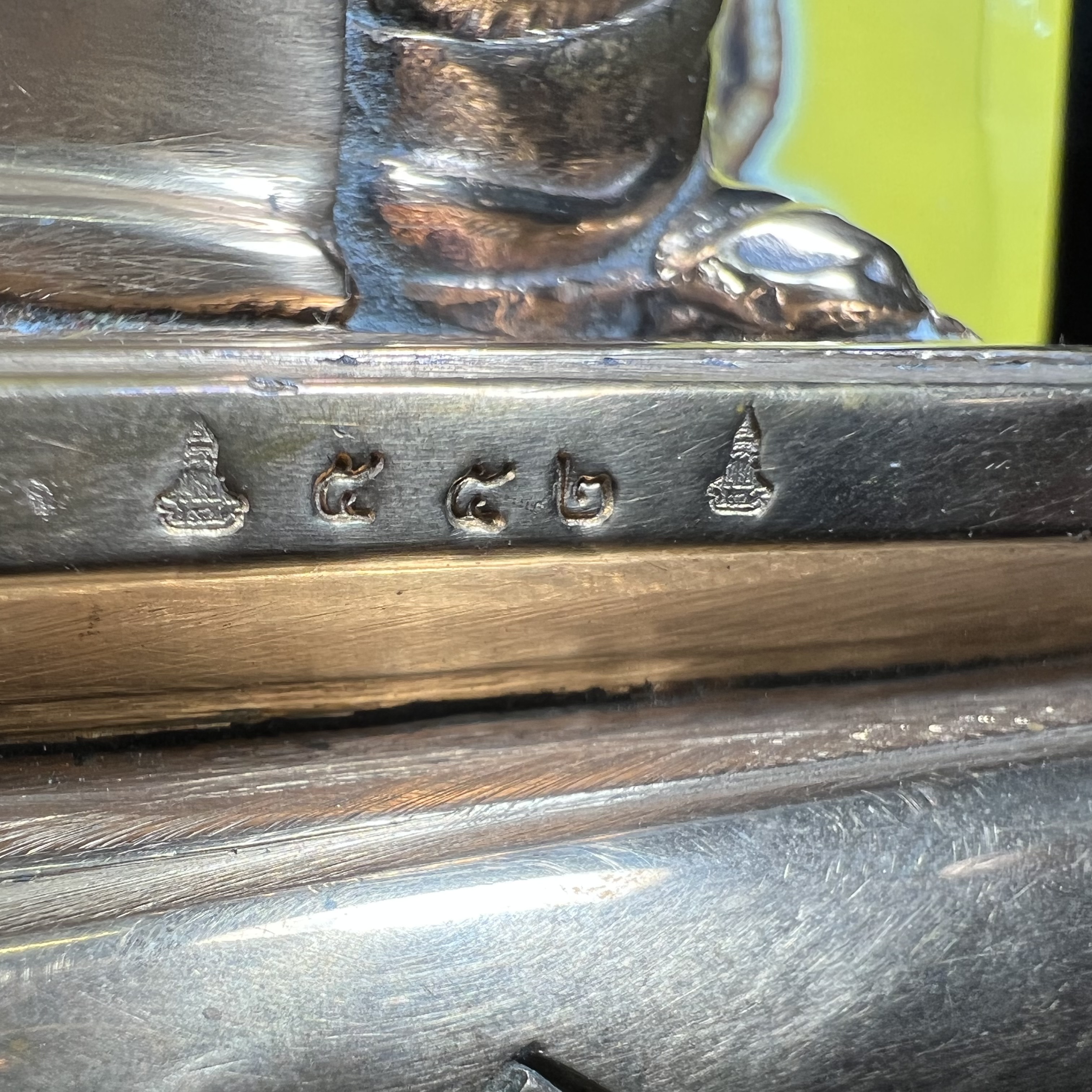 พระรูปเหมือนบูชารุ่นแรก สมเด็จพระญาณสังวร สมเด็จพระสังฆราช สกลมหาสังฆปริณายก วัดบวรนิเวศวิหาร รุ่น คชวัตร ปี2546 ที่ระลึกงานฉลองพระชนมายุ 90 พรรษา ขนาดบูชาหน้าตัก 4 นิ้ว เนื้อสัตตโลหะ (พระดี พิธีใหญ่ พุทธศิลป์สวย)เสด็จทรงประกอบพิธีเททองด้วยพระองค์เอง