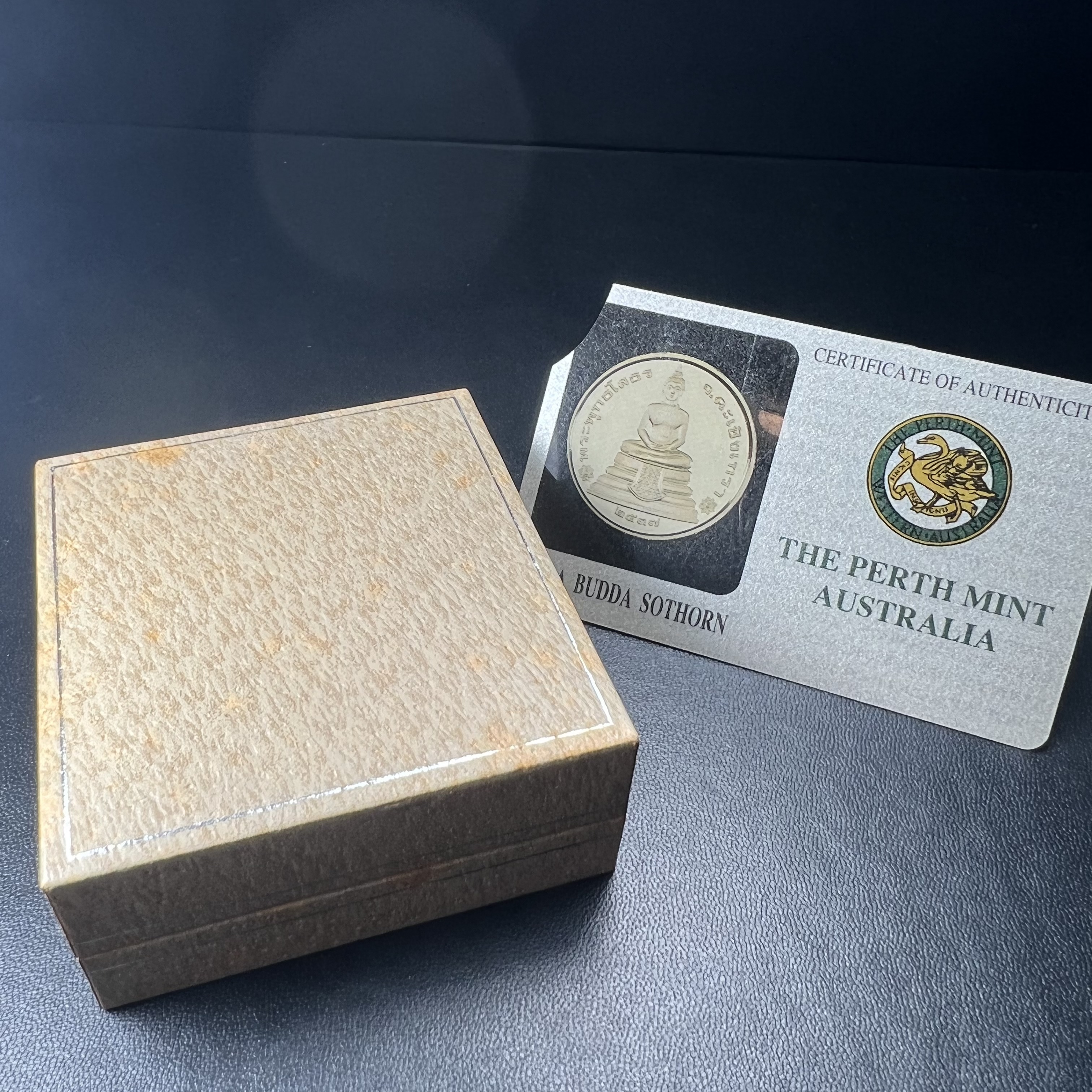 เหรียญพระพุทธโสธร รุ่นนานาชาติ(รุ่นแรก) วัดโสธรวรารามวรวิหาร ปี 2537 หลังพระธรรมจักร เนื้อเงินขัดเงา ขนาด 2.5 มม.สภาพสวยพร้อมกล่องและการ์ดใบรับรองเดิมครบสมบูรณ์(1 ใน 5000 เหรียญ)