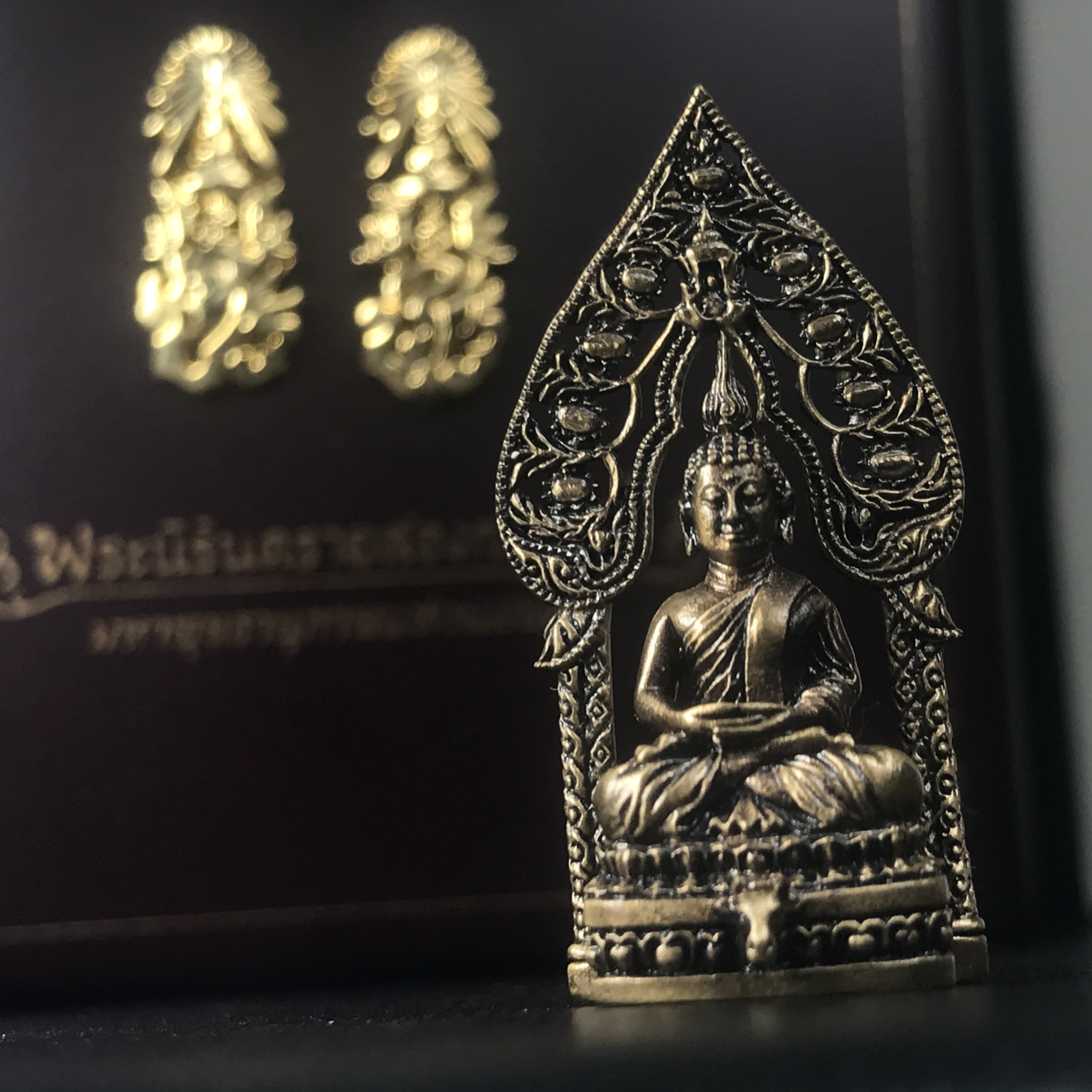 พระนิรันตรายสองกษัตริย์ มหาพุทธานุภาพแห่งแผ่นดิน ปี2552 "พระผู้ปกป้องคุ้มครองจากภัยอันตรายทั้งปวง"พระกริ่งเนื้อนวโลหะรมดำ หน้าตัก 1/2 นิ้ว พร้อมกล่องบรรจุเดิมครบชุด(1 ใน 9999 องค์)