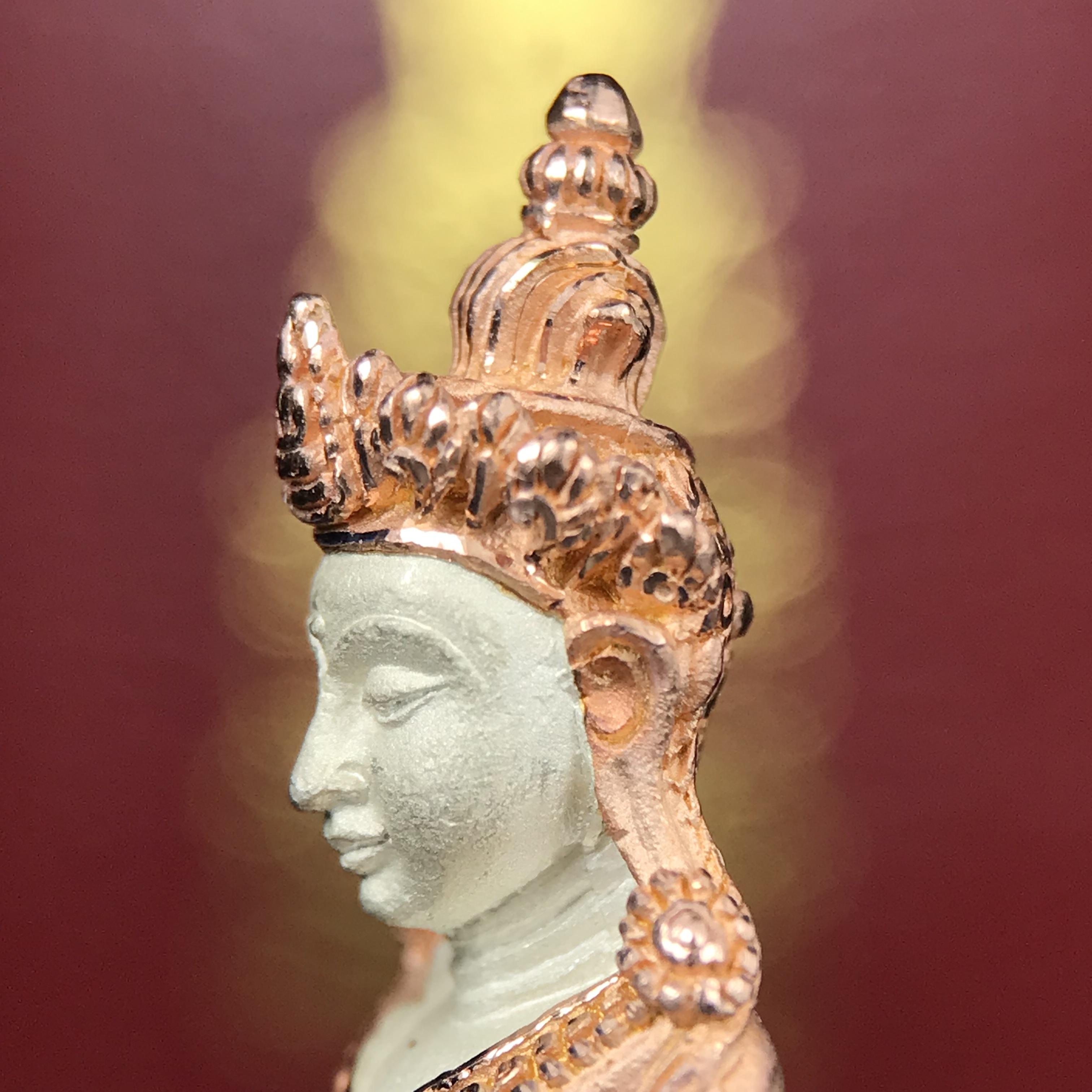 พระกริ่งอวโลกิเตศวร ( เจ้าแม่กวนอิม ) วัดโพธิ์แมนคุณาราม รุ่นอุดมโภคทรัพย์ พ.ศ.2539 เนื้อเงิน 3 กษัตริย์ ผิวสวยเดิมพร้อมกล่องบรรจุเดิม (อีกหนึ่งรุ่นยอดนิยม พุทธศิลป์สวยงดงาม)