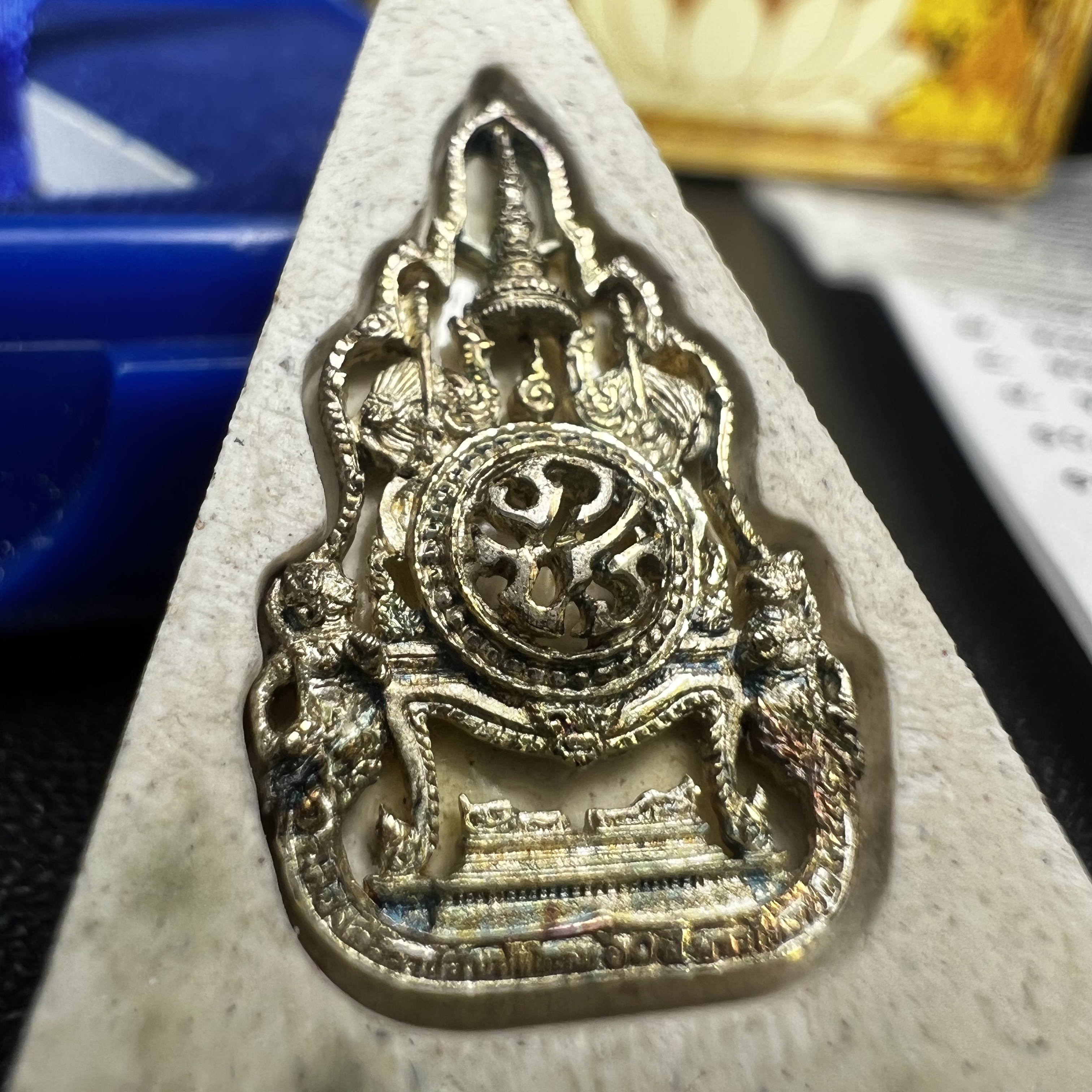 พระแก้วมรกต(จำลอง)ทรงเครื่องฤดูร้อน พระผงบูชา ด้านหน้าปิดทอง ด้านหลังตราสัญลักษณ์ฉลองสิริราชสมบัติครบ 60ปี เนื้อเงิน(รุ่นนี้ได้พระราชทานเส้นพระเจ้า(เส้นผม)รัชกาลที่9ในการจัดสร้าง)