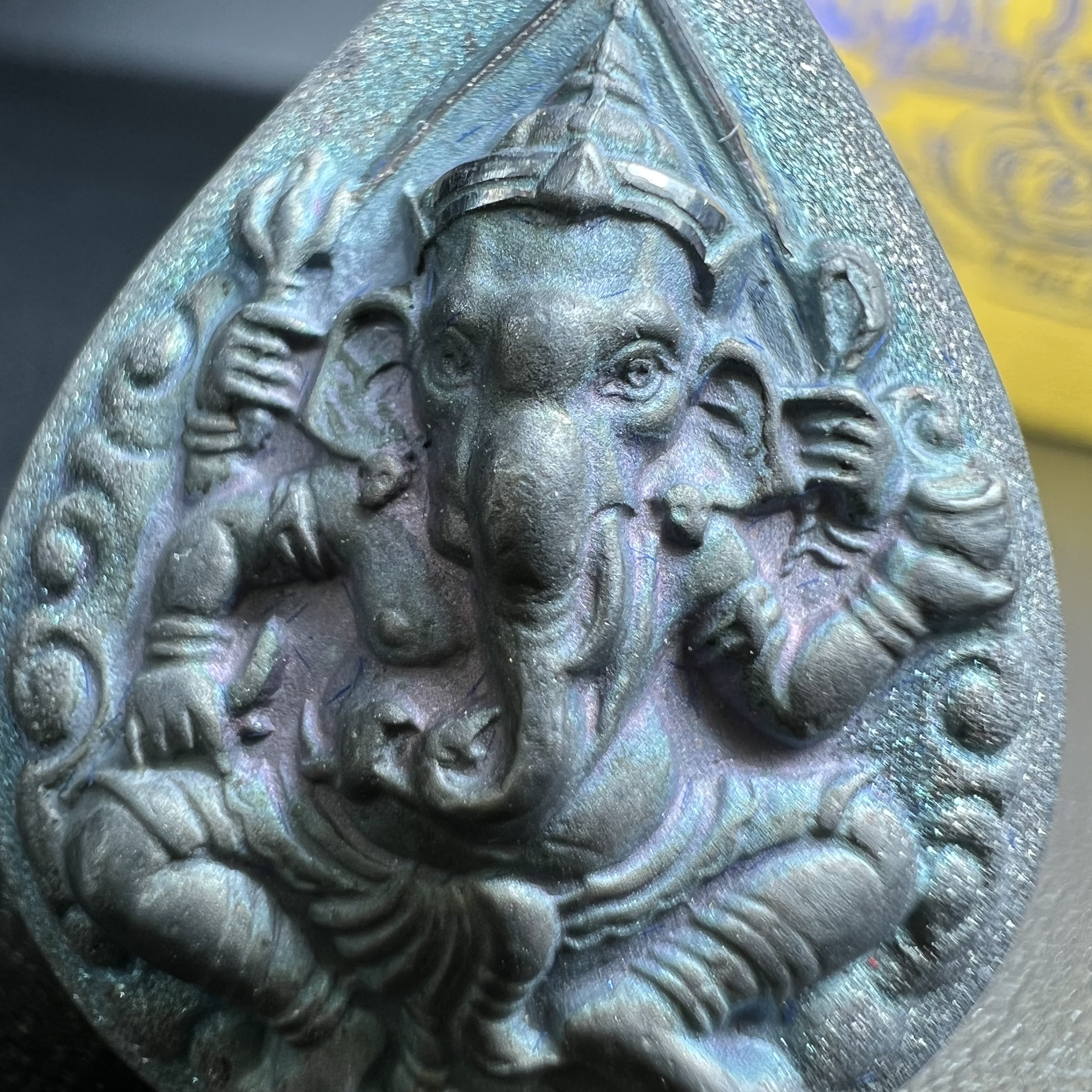 เหรียญพระพิฆเนศวร ญสส. ชุดกาญจนาภิเษกครองราชย์ 50 ปี พุทธศักราช 2538 พิมพ์ใหญ่(2.9 ซม.) เนื้อเงินผิวเดิมกลับดำขึ้นสีรุ้งเข้มขลังงดงามธรรมชาติสร้างสรรค์ สภาพสวยเดิมพร้อมกล่องบรรจุเดิม ตอกโค๊ดหมายเลขกำกับ(1ใน 5539องค์)