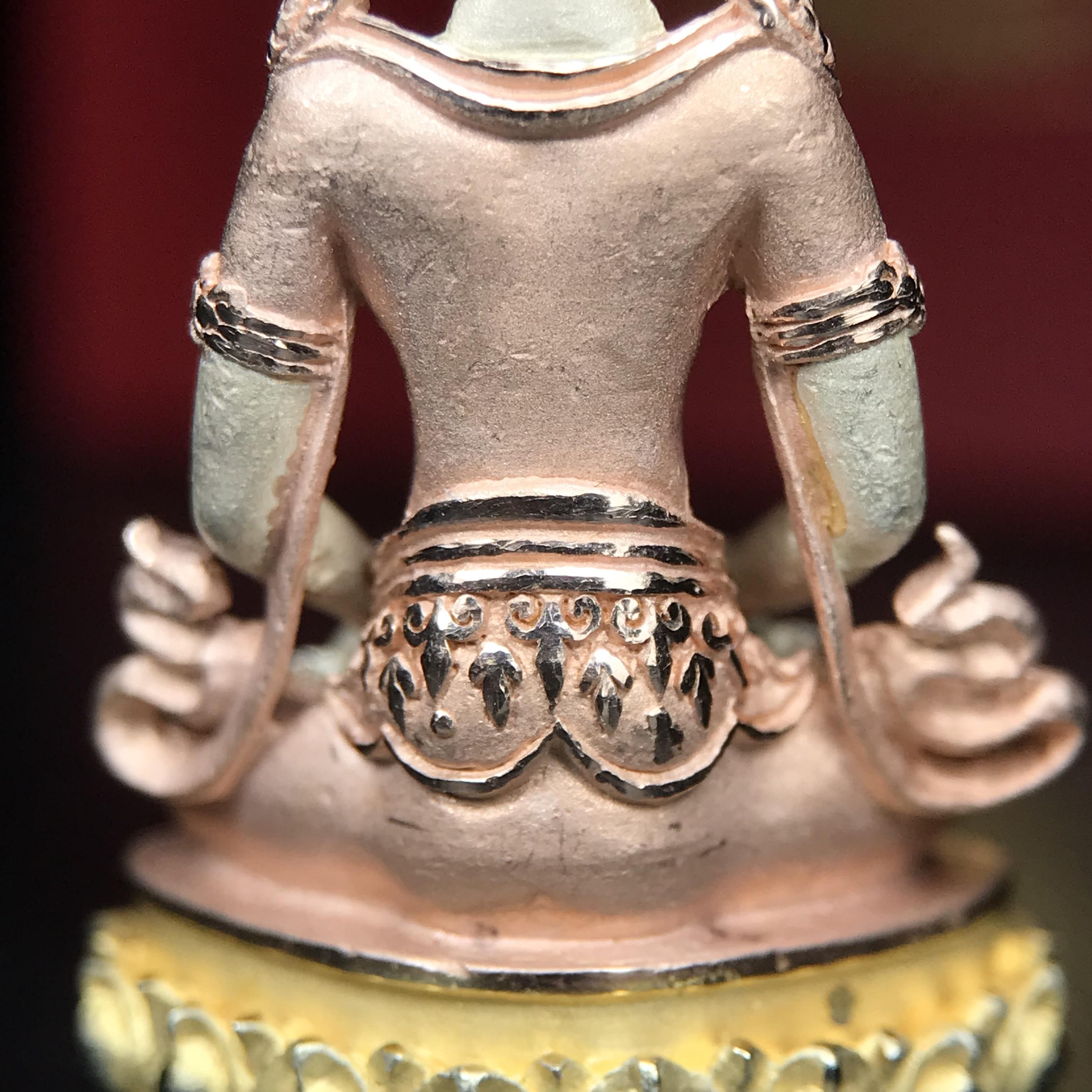 พระกริ่งอวโลกิเตศวร ( เจ้าแม่กวนอิม ) วัดโพธิ์แมนคุณาราม รุ่นอุดมโภคทรัพย์ พ.ศ.2539 เนื้อเงิน 3 กษัตริย์ ผิวสวยเดิมพร้อมกล่องบรรจุเดิม (อีกหนึ่งรุ่นยอดนิยม พุทธศิลป์สวยงดงาม)