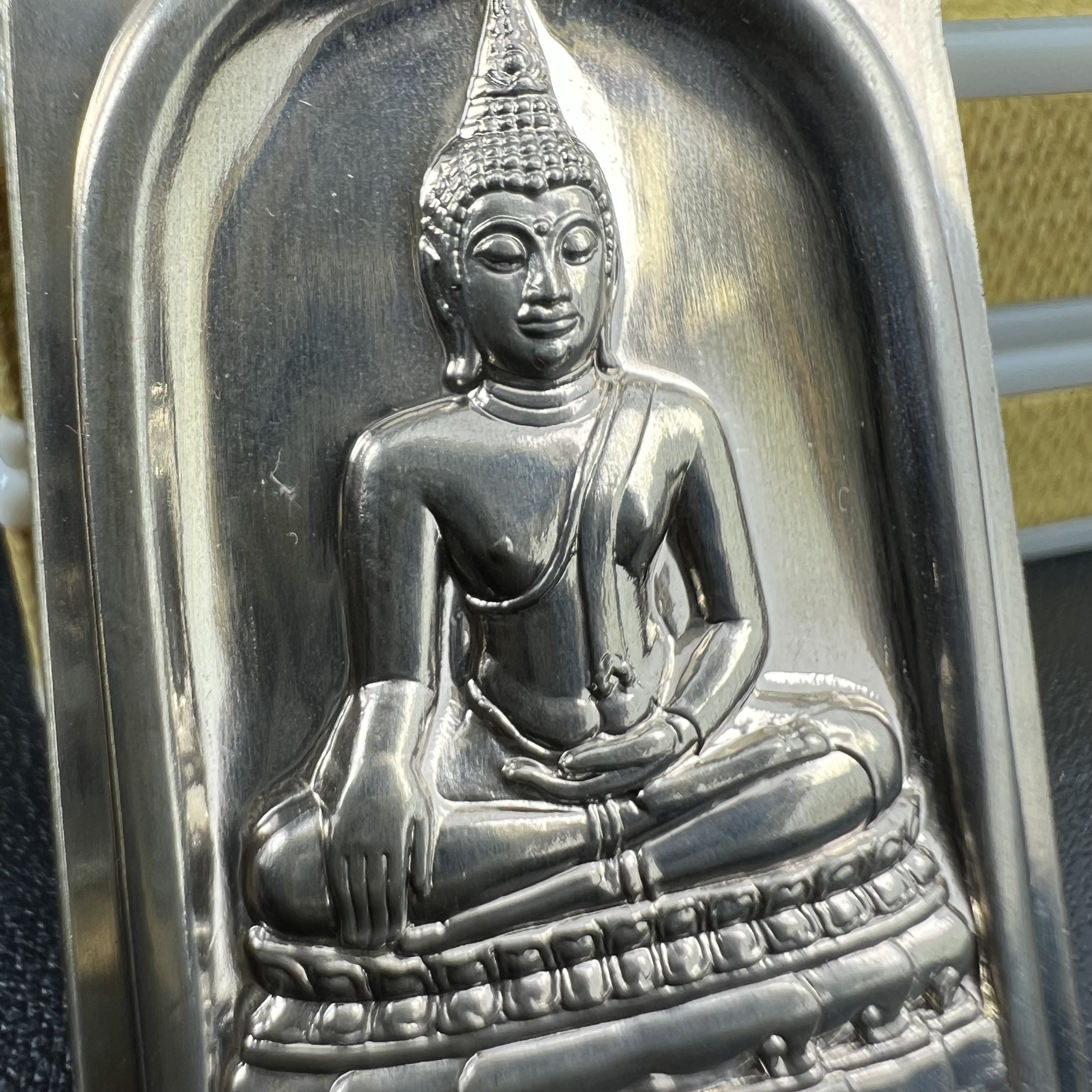 พระพุทธชินสีห์ หลังตรา ปรมาภิไธยย่อ ภปร. ในวโรกาสเฉลิมพระชมพรรษาในหลวงรัชกาลที่9 ครบ 7 รอบ และ ที่ระลึกสมโภชวัดบวรนิเวศวิหารครบ 175 ปี พ.ศ.2554 เหรียญเนื้อเงิน พิมพ์ใหญ่ ขนาดสูง 3.8 ซม. พร้อมกล่องบรรจุเดิมพระราชทาน(1 ใน 1585 เหรียญ)หายาก