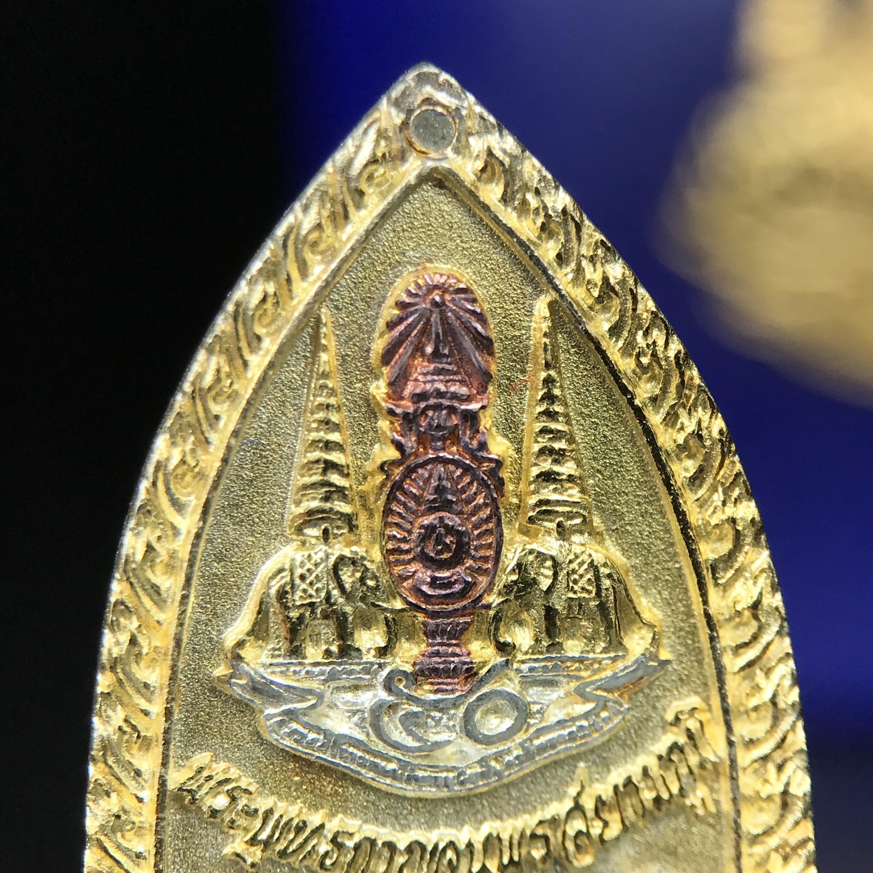 พระพุทธกาญจนพรสยามภูมิ ภปร. ปี 2539 เนื้อเงินสามกษัตริย์พื้นทรายเงา(ผิวเดิมสวย) พิมพ์ทรงใบขนุน ขนาด3.2ซม. พระพุทธรูปประจำพระชนมวาร รัชกาลที่9 ทรงโปรดเกล้าให้วิทยาลัยป้องกันราชอาณาจักร(วปอ.)สร้างในวโรกาสทรงครองสิริราชสมบัติครบ50ปี พ.ศ.2539(1ใน5000องค์)