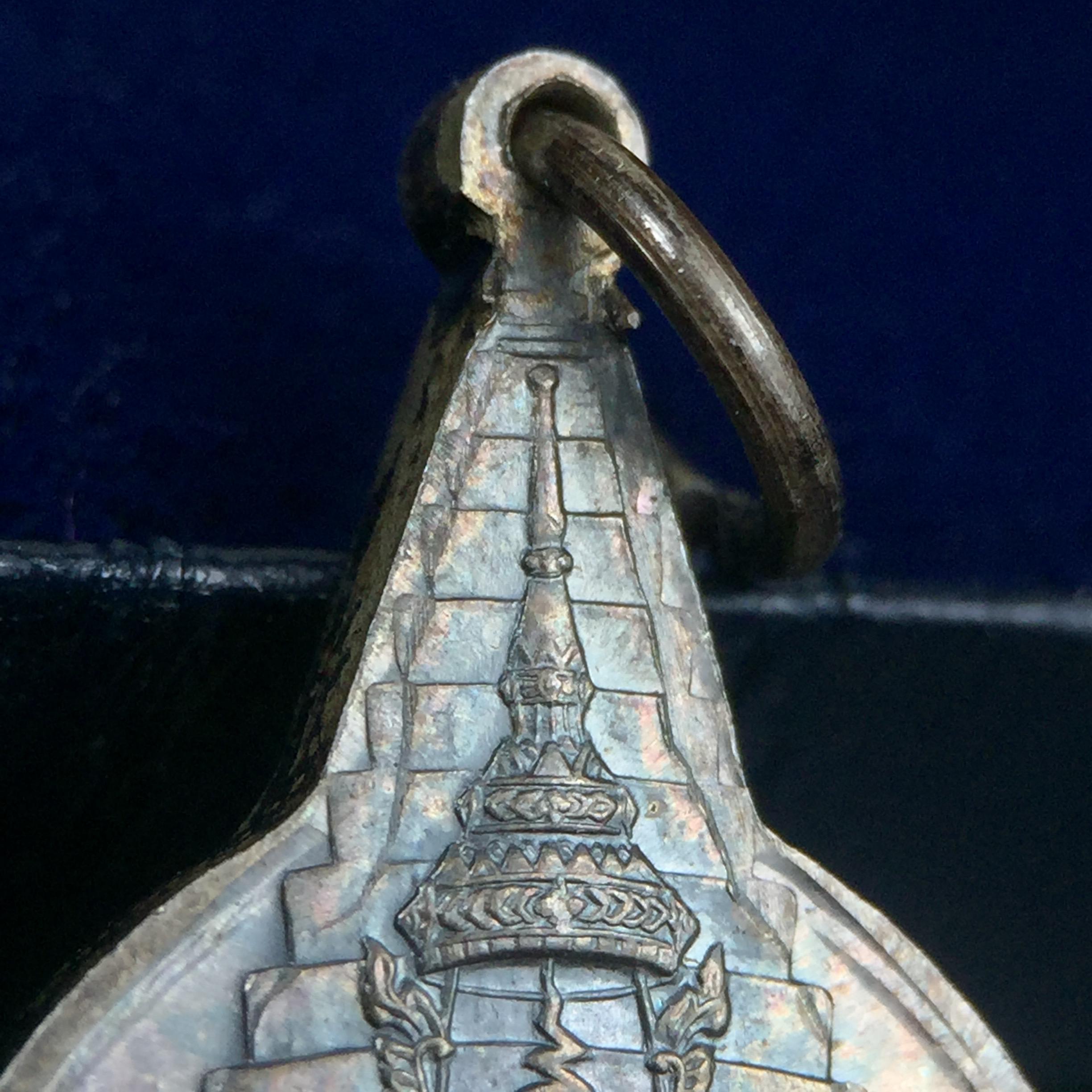 เหรียญพระชัยหลังช้าง ภปร. ครบ 5 รอบ ในหลวงรัชกาลที่9 พ.ศ.2530 พิมพ์เล็ก เนื้อเงิน(หนัก 2 สลึง)(สภาพผิวเดิมขึ้นสีรุ้งธรรมชาติสวยมาก)หายาก สภาพสวยเดิมพร้อมกล่องบรรจุเดิมครบสมบูรณ์(พิธีใหญ่ รุ่นยอดมนิยม)