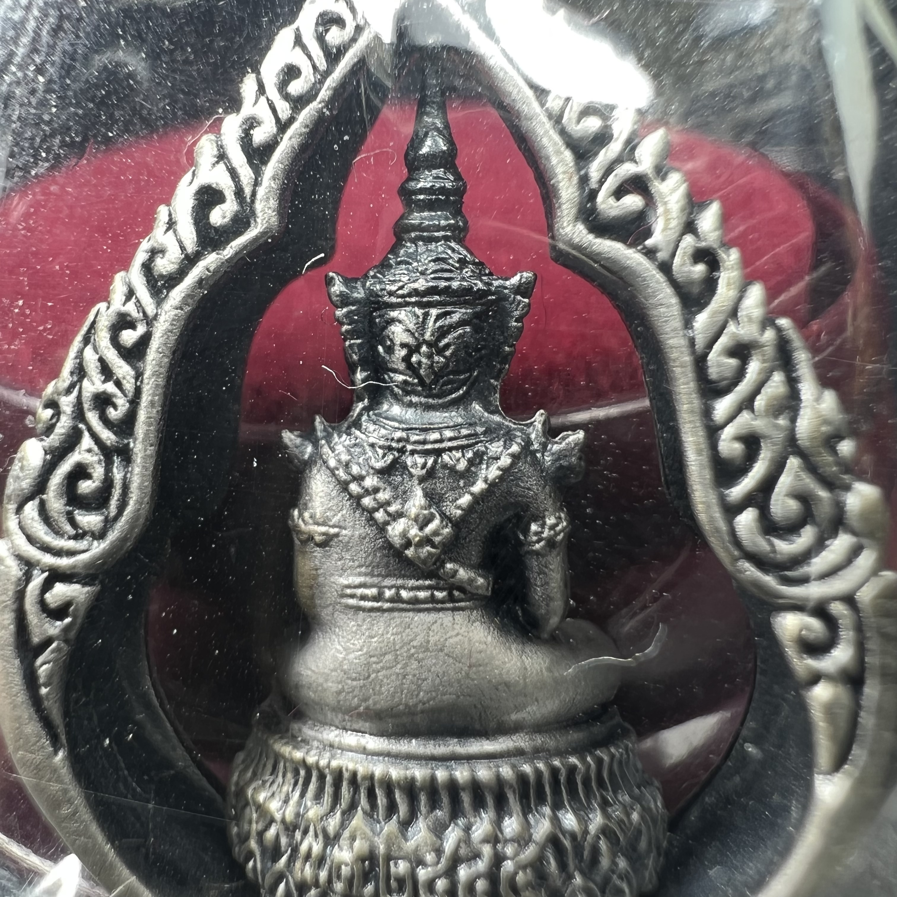 พระแก้วมรกต ภปร.(รุ่นแรก) ปี2545 รุ่นฉลองกรุงรัตนโกสินทร์ครบ 220 ปี พิมพ์ลอยองค์ทรงหยดน้ำ เนื้ออัลปาก้า ชุบเงินลงดำ ขนาด 18*27 มม. พร้อมครอบตั้งโชว์เดิม องค์พระซีนซองเดิม สวยครบสมบูรณ์