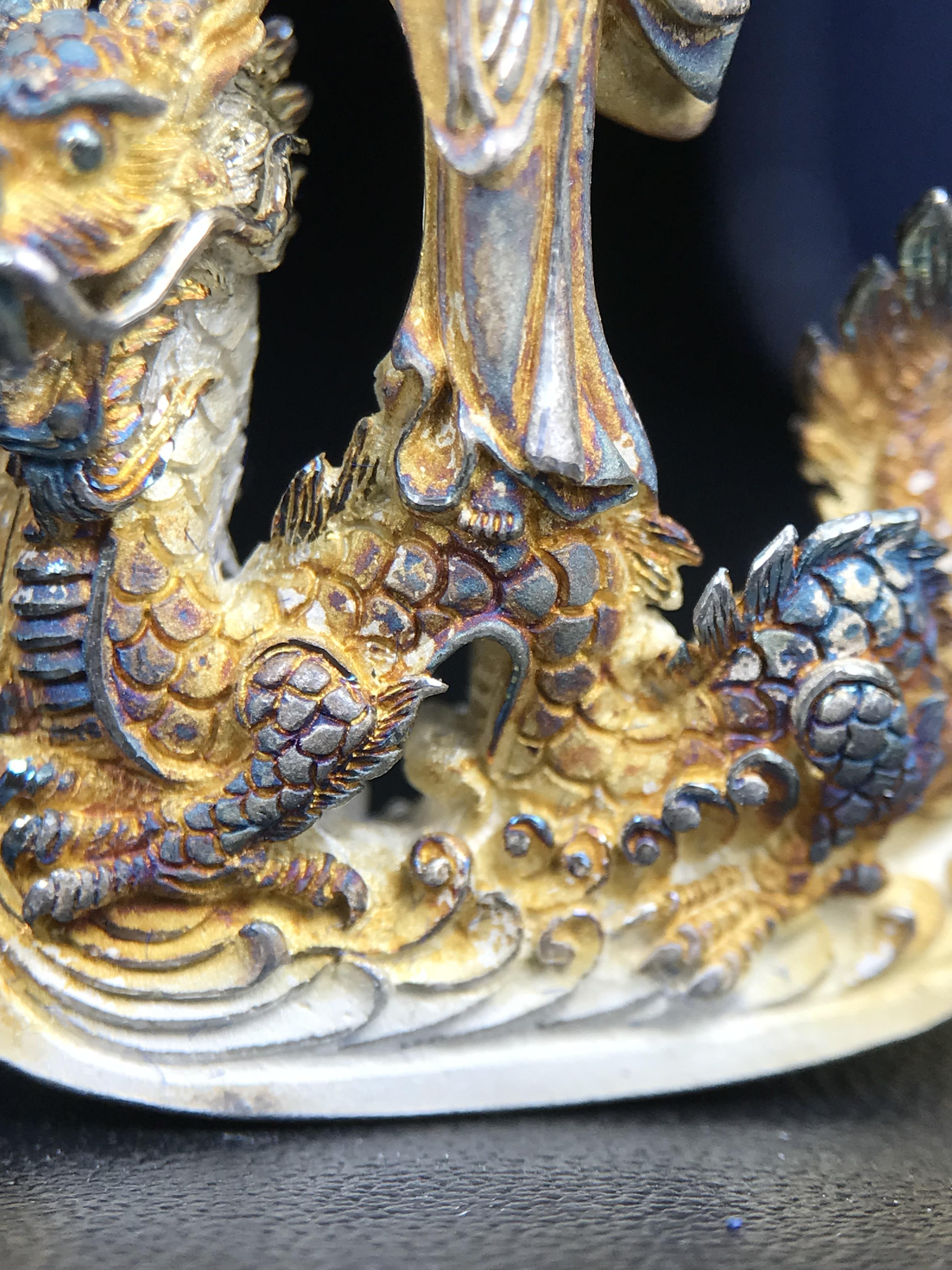 รูปหล่อลอยองค์พระโพธิสัตว์กวนอิม ทรงประทับมังกร จ.ระนอง ปี 2539 เนื้อเงิน พิมพ์ใหญ่(ผิวรุ้งไฟ)(สภาพผิวเดิมขึ้นสีรุ้งธรรมชาติสวยแบบนิยม)(เสน่ห์พระเนื้อเงินสีสันที่ธรรมชาติสรรค์สร้าง)เฉลิมฉลองในวโรกาสที่พระบาทสมเด็จพระเจ้าอยู่หัวทรงครองสิริราชสมบัติครบ50ปี