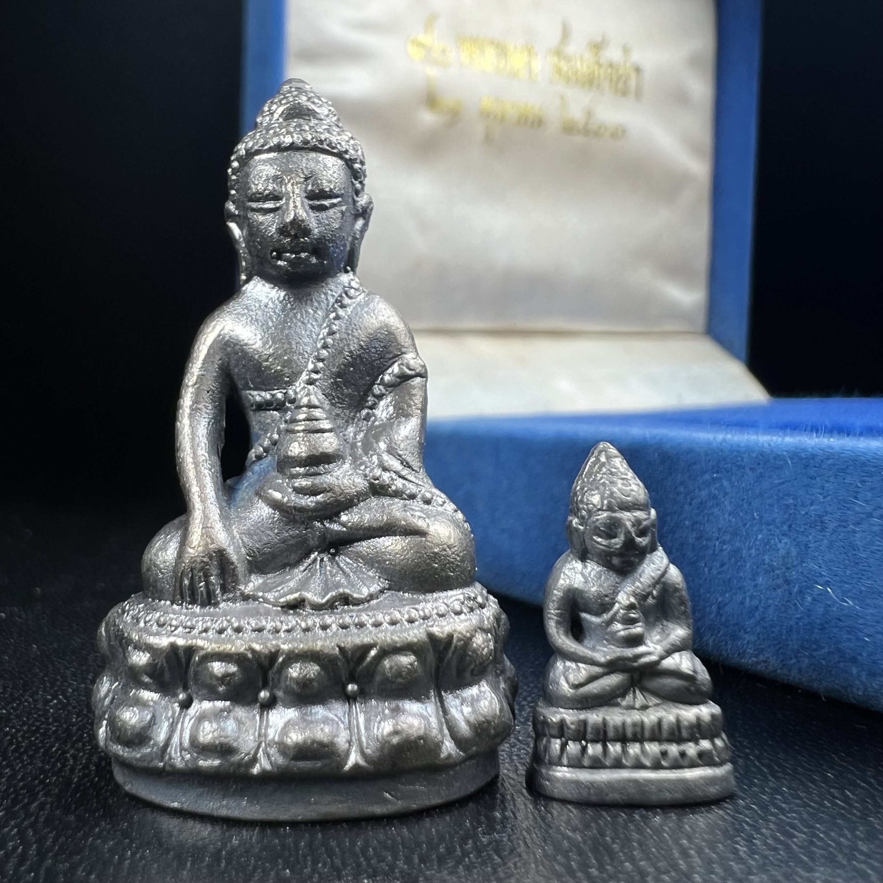 พระกริ่ง-พระชัยวัฒน์ สว. 90 พรรษาสมเด็จย่า ปี2533 เนื้อนวโลหะ(ผสมทองคำเยอะมากรุ่นนี้)(ในหลวงรัชกาลที่9เสด็จในพิธี)(หล่อแบบโบราณอุดมวลสาร 108 แบบฉบับพระกริ่งใหญ่สายวัดสุทัศน์ พระสังฆราช(แพ))(1 ใน 3000 ชุด) หายาก