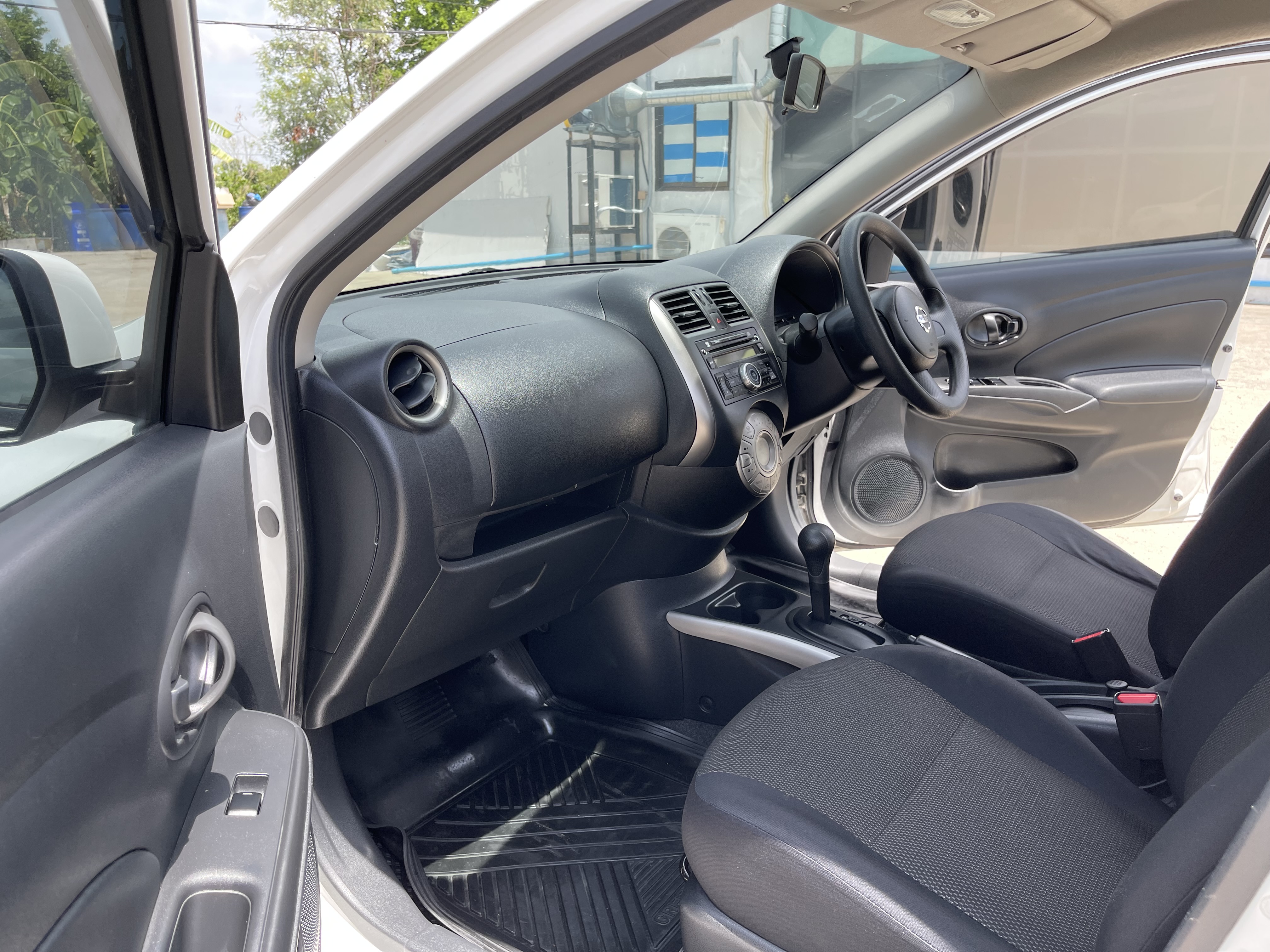 Nissan Almera 1.2 ES At 2013 ขาว