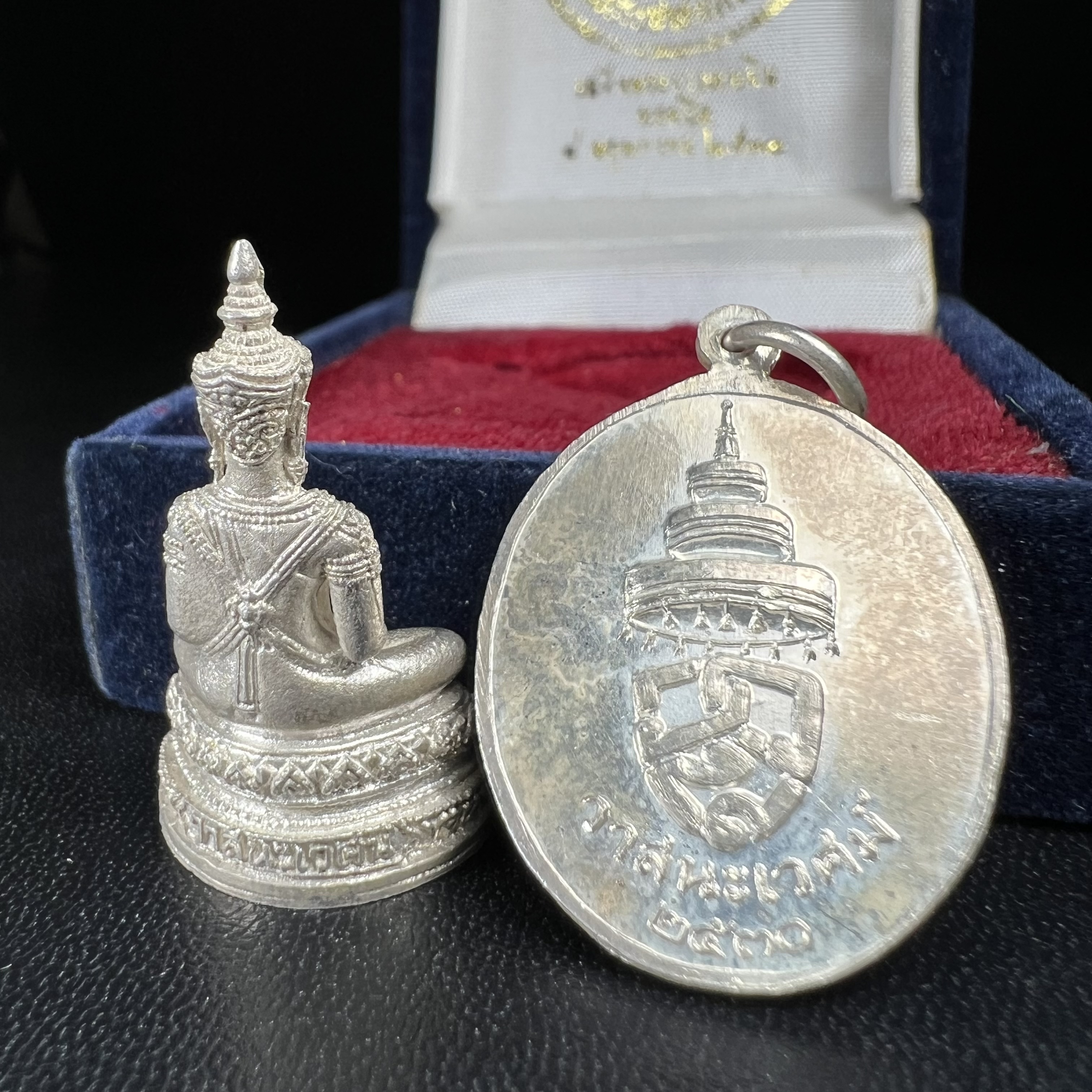 พระวาสนะเวศม์ พร้อมเหรียญ ชุดกรรมการ เนื้อเงิน(หายากพบเจอน้อย) สร้างในโอกาสสมเด็จย่าทรงเปิดสถานสงเคราะห์คนชรา 8 พฤษภาคม ปี 2530 กรมประชาสงเคราะห์จัดสร้าง พิธีปลุกเสก วัดบวรนิเวศวิหาร