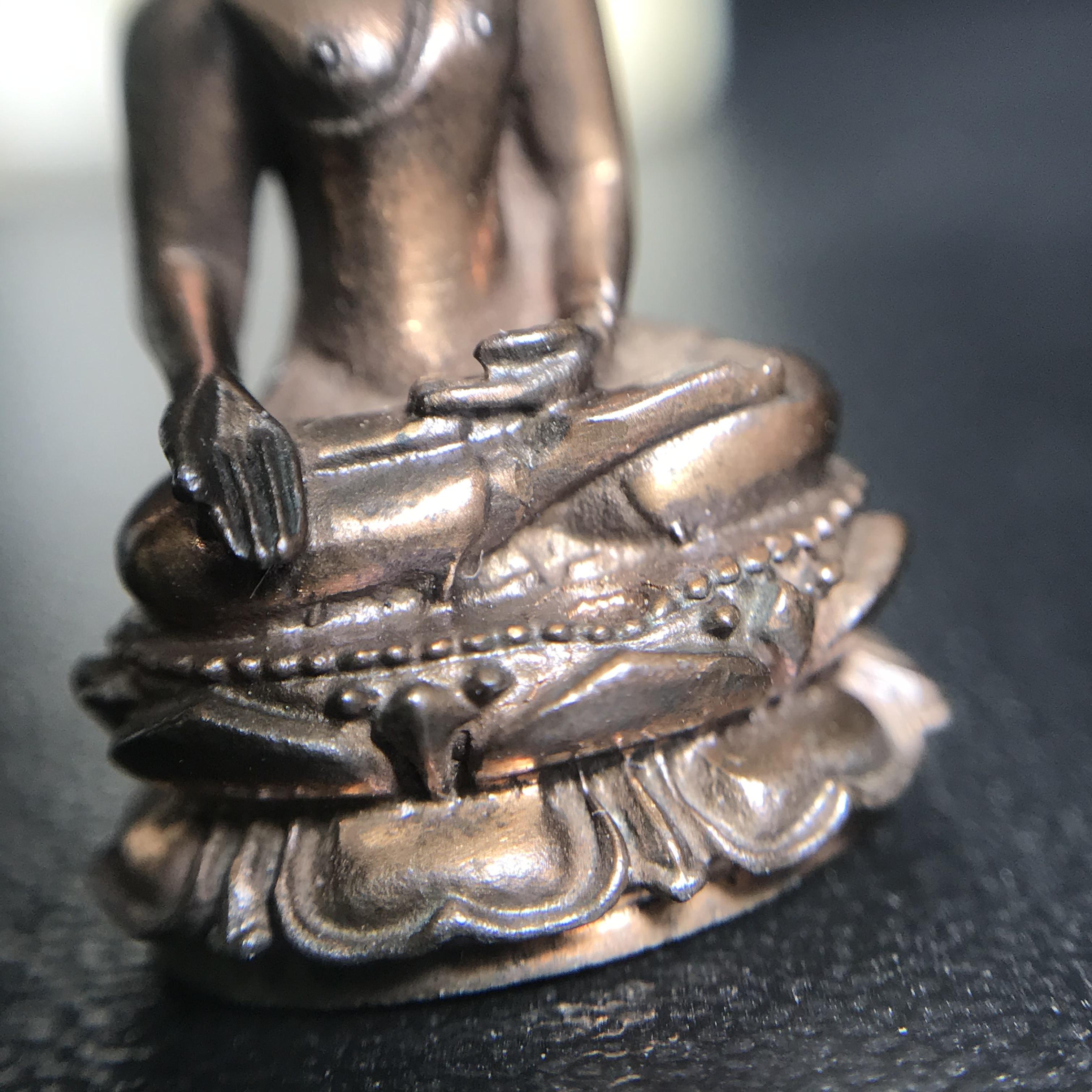 พระกริ่งไพรีพินาศ(รุ่นแรก สมเด็จพระญาณสังวร) วัดเพชรวราราม รุ่นเขาค้อ เนื้อนวโลหะ ตอกโค้ต ปี2520 จ.เพชรบูรณ์(คัดสภาพสวยครบกล่องบรรจุเดิม)(1ใน2309 องค์)