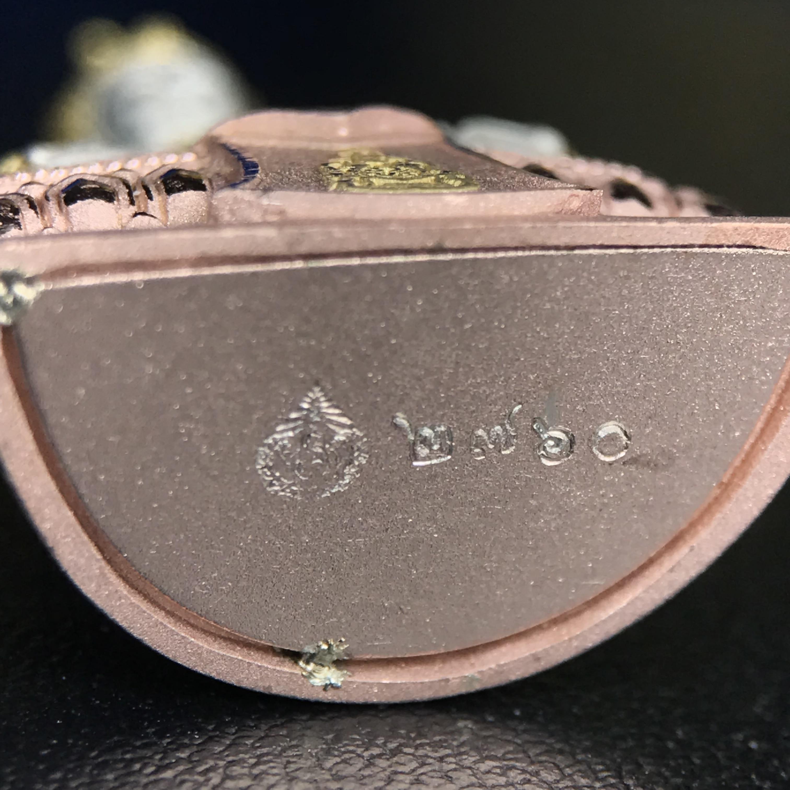 พระแก้วมรกต ทรงเครื่องฤดูร้อน พระราชทานประดิษฐานตราสัญลักษณ์ฉลองสิริราชสมบัติ ครบ 60 ปี ในหลวงรัชกาลที่ 9 พ.ศ.2549 เนื้อเงินสามกษัตริย์ลอยองค์พิมพ์ใหญ่ สูง 3.6 ซม. ขนาดหน้าตัก 1/2 นิ้ว (พิธีใหญ่มหาพุทธาภิเษก ณ พระอุโบสถวัดพระแก้ว เกจิอาจารย์ 108 รูป )