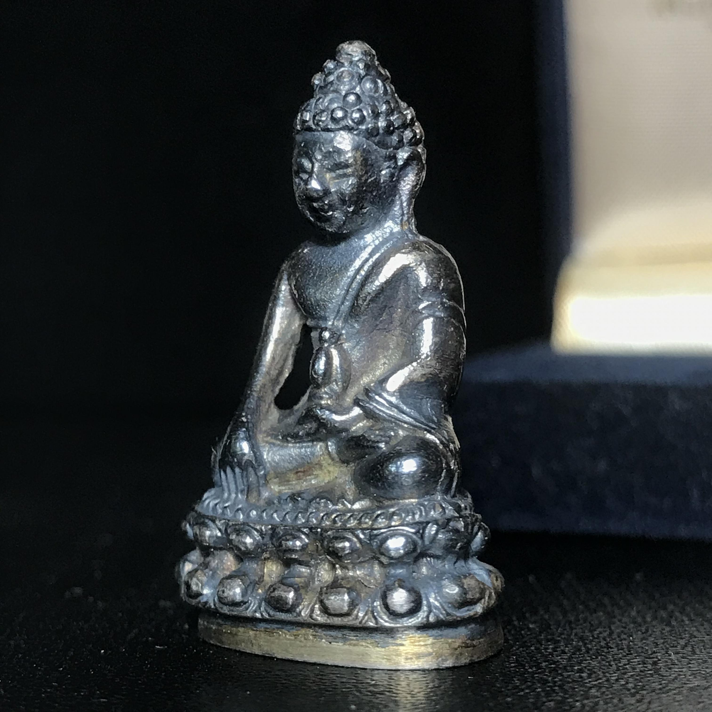 พระกริ่งศาสดา ภปร. วัดบวรนิเวศวิหาร ปี2532 เพื่อศูนย์การแพทย์สิริกิติ์ เนื้อเงิน(ผิวเดิมกลับดำสวยงาม)พร้อมกล่องบรรจุเดิม