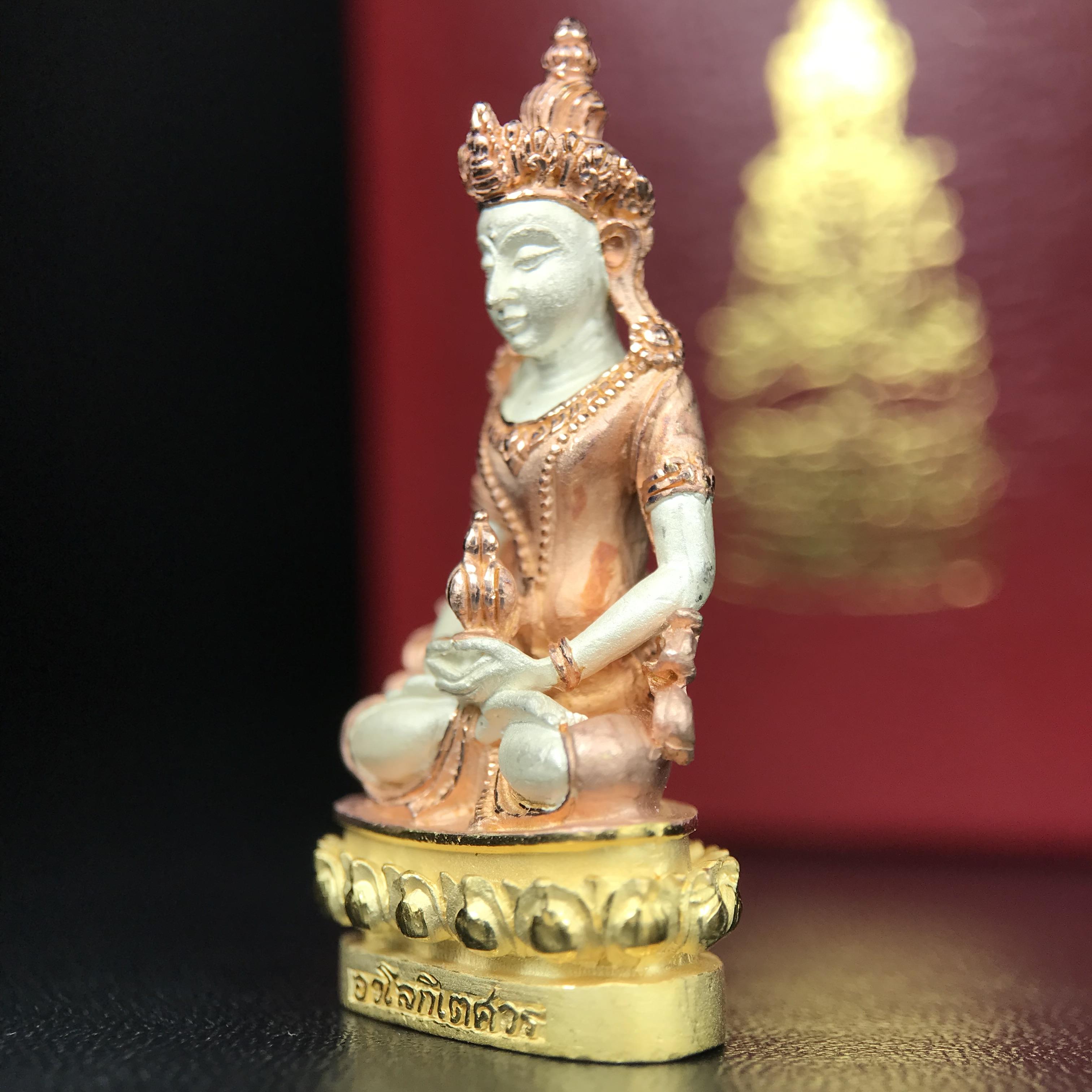 พระกริ่งอวโลกิเตศวร ( เจ้าแม่กวนอิม ) วัดโพธิ์แมนคุณาราม รุ่นอุดมโภคทรัพย์ พ.ศ.2539 เนื้อเงิน 3 กษัตริย์ ผิวสวยเดิมพร้อมกล่องบรรจุเดิม (อีกหนึ่งรุ่นยอดนิยม พุทธศิลป์สวยงดงาม)