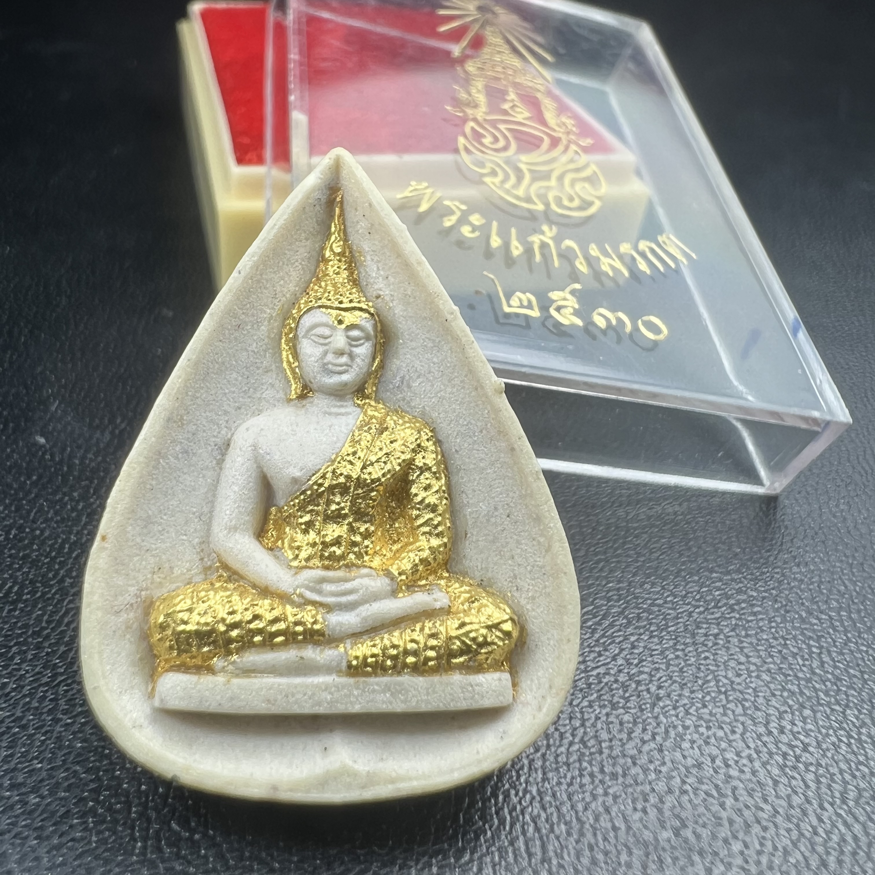 พระแก้วมรกต หลัง ภปร. เนื้อผง ปี2530 พระดี พิธีใหญ่ ประกอบพิธีพุทธาภิเษกพร้อมกับพิธีพระกริ่งปวเรศ ปี2530 วัดบวรนิเวศและวัดพระแก้ว(พิมพ์ฤดูฝนกล่องเดิมครบ)