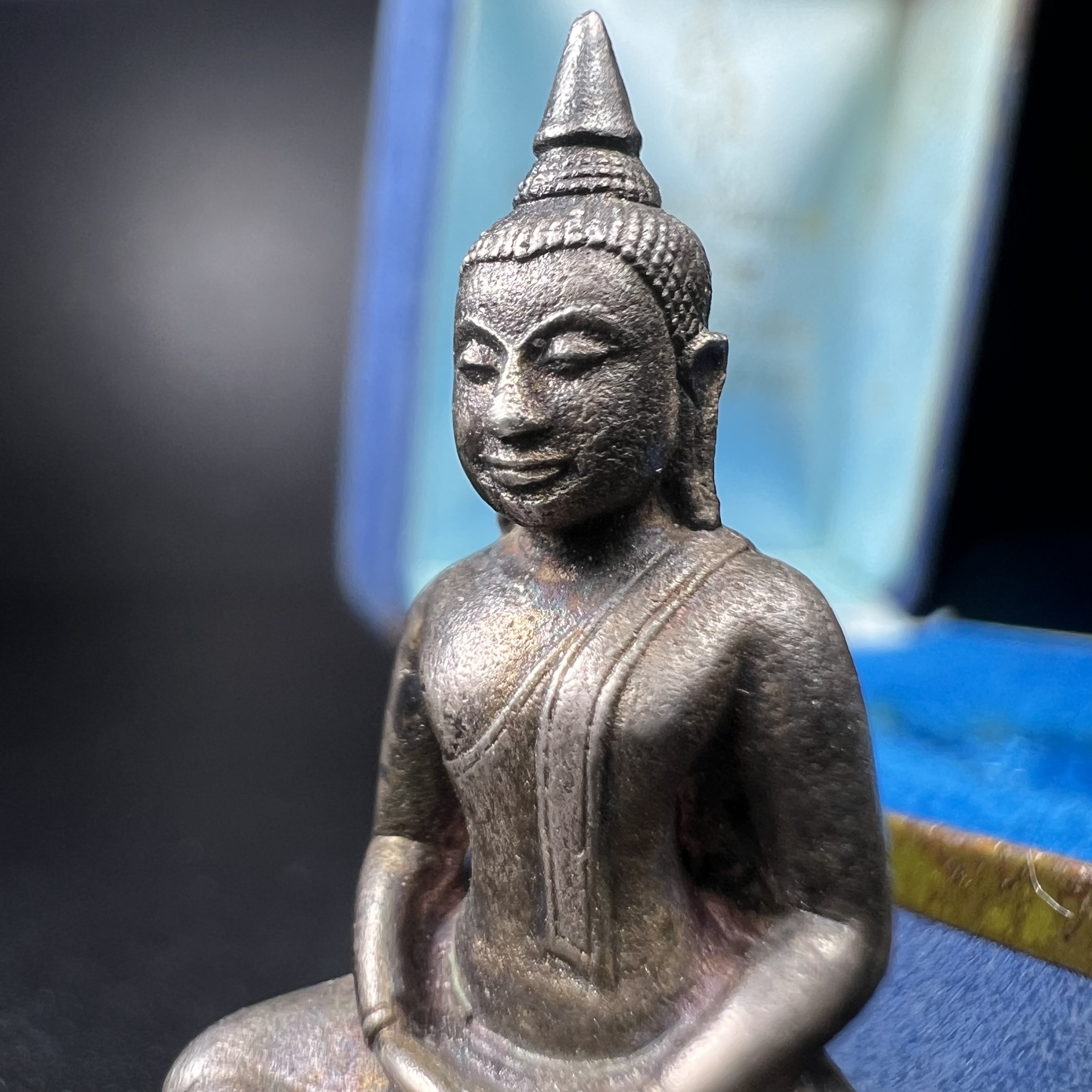 หลวงพ่อพระพุทธโสธร รุ่น ญสส. ปี 2533 พิมพ์ใหญ่เนื้อเงินผสมชนวน ผิวเดิมสวยเข้มขลังพร้อมกล่องบรรจุเดิมครบ(สมเด็จพระญาณสังวร สมเด็จพระสังฆราช เสด็จเป็นองค์ประธานเททอง)พระดีพิธีใหญ่ชนวนมวลสารเข้มขลังและเป็นอีกหนึ่งผลงานของนายช่างเกษม มงคลเจริญ งดงามทรงคุณค่า