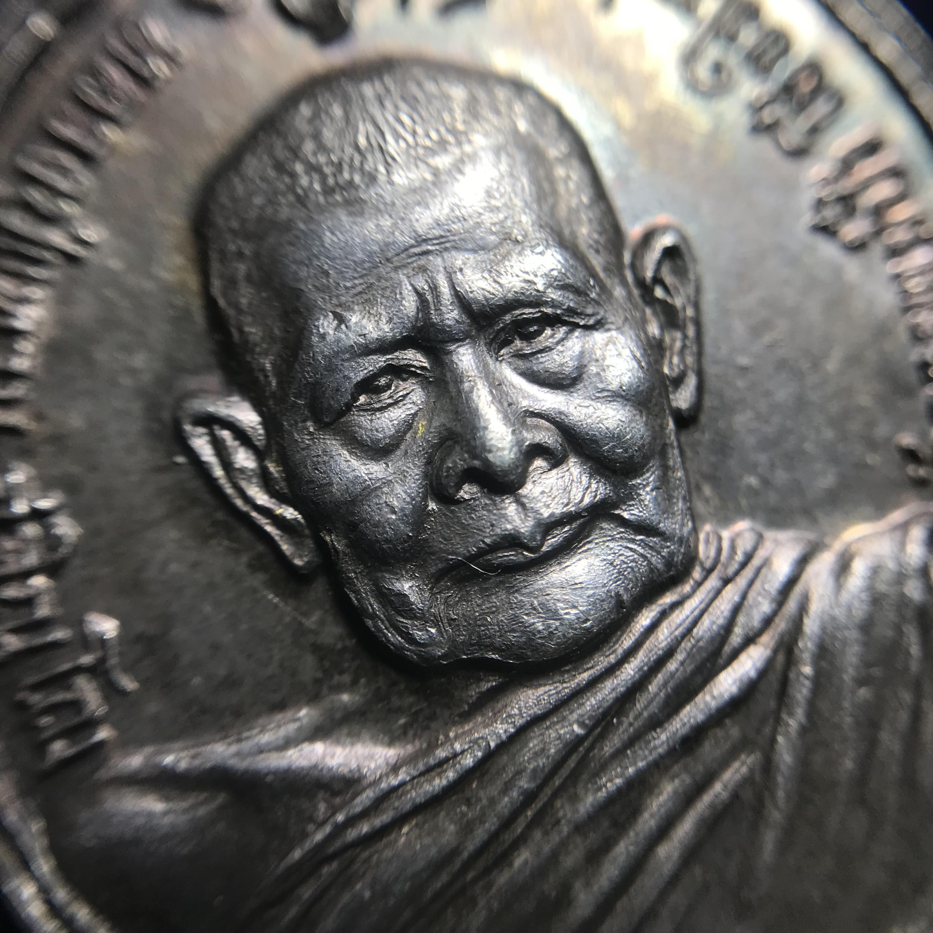 หลวงปู่แหวน วัดดอยแม่ปั๋ง รุ่นสร้างตึกโรงพยาบาล ปี 2521 หลัง ภปร.(ใหญ่) เนื้อเงิน(บล็อกนิยม)(คัดสวยสภาพผิวเดิม)กล่องเดิมครบสมบูรณ์(หายาก)