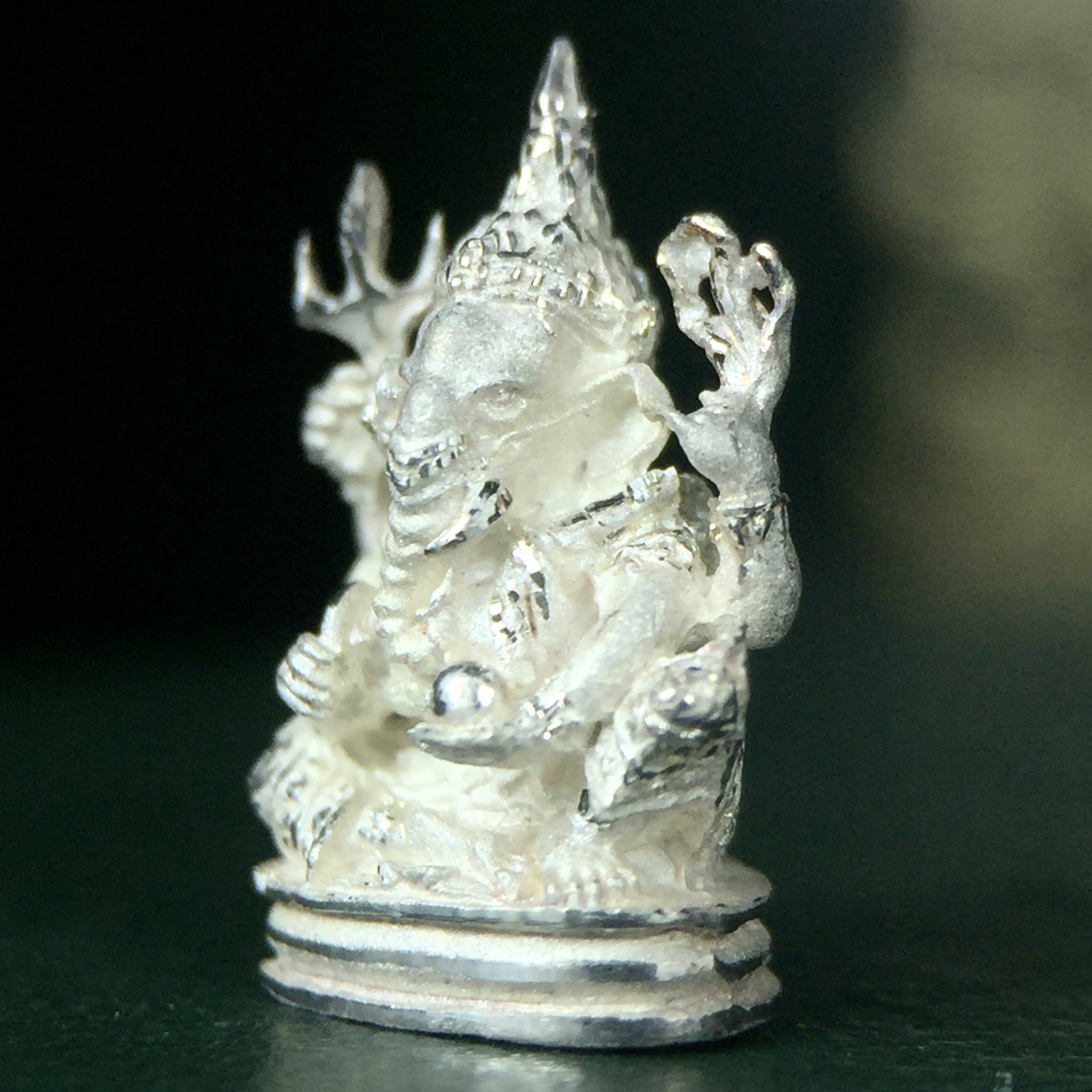 พระพิฆเนศ เทวสถานโบสถ์พราหมณ์ ปี 2539 รูปหล่อลอยองค์เนื้อเงิน 99.9% (พ่นทรายขัดเงาบางส่วน) พิมพ์เล็ก(ขนาดประมาณ 1.3 * 0.8 ซม.) พร้อมกล่องบรรจุเดิมครบ ผลิตโดย บ.แพรนด้า จิวเวลรี่(สภาพสวยเดิม พิธีใหญ่ พุทธศิลป์งดงาม)