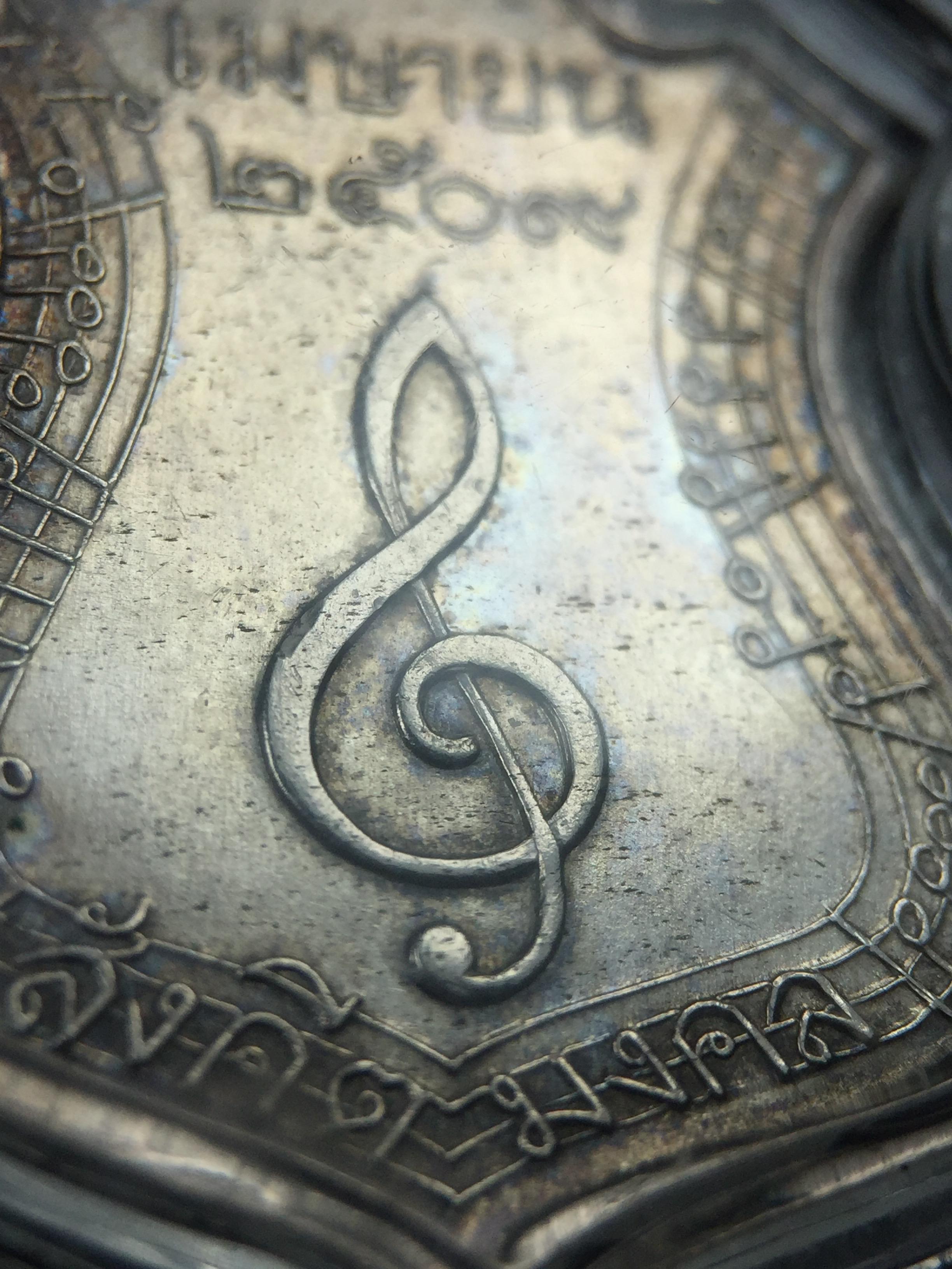 เหรียญสังคีตมงคล ภปร. ปี 2509(พระราชทาน)สุดยอดหายาก สร้างโดยพระราชทรัพย์ส่วนพระองค์ของพระบาทสมเด็จพระเจ้าอยู่หัวรัชกาลที่9(1ใน300 เหรียญ)เนื้อเงินสภาพสวยๆมีผิวขึ้นน้ำทองรุ้งๆเดิมๆตามกาลเวลา