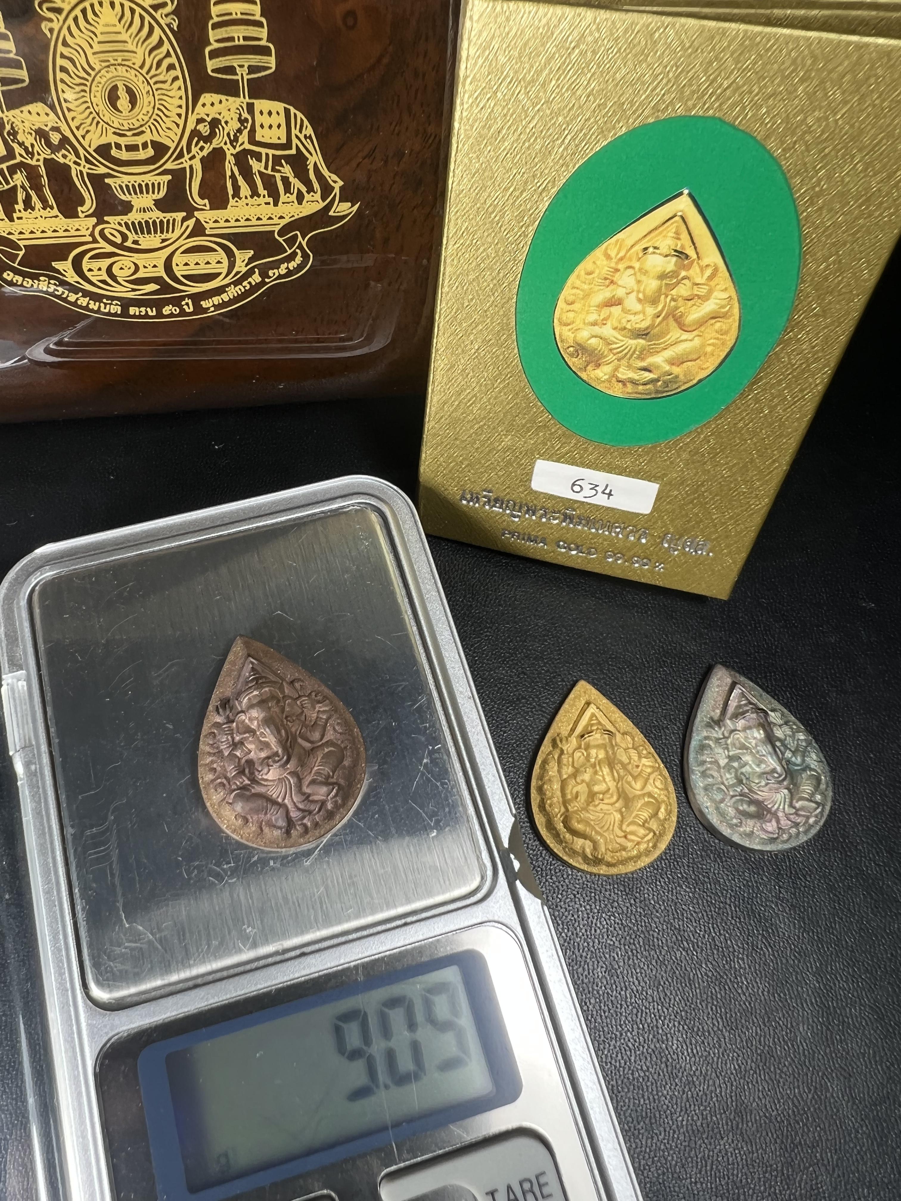 เหรียญพระพิฆเนศวร ญสส. ชุดกาญจนาภิเษกครองราชย์ 50 ปี พุทธศักราช 2538 วัดบวรนิเวศวิหาร ชุดทองคำพิมพ์ใหญ่(2.9 ซม.)(เนื้อทองคำ+เนื้อเงิน+เนื้อทองทิพย์) สภาพสวยเดิมพร้อมกล่องบรรจุเดิม ตอกโค๊ดหมายเลขกำกับ 634(พิธีใหญ่ พุทธศิลป์งดงาม)(นิยมหายาก)1 ใน 939 ชุด