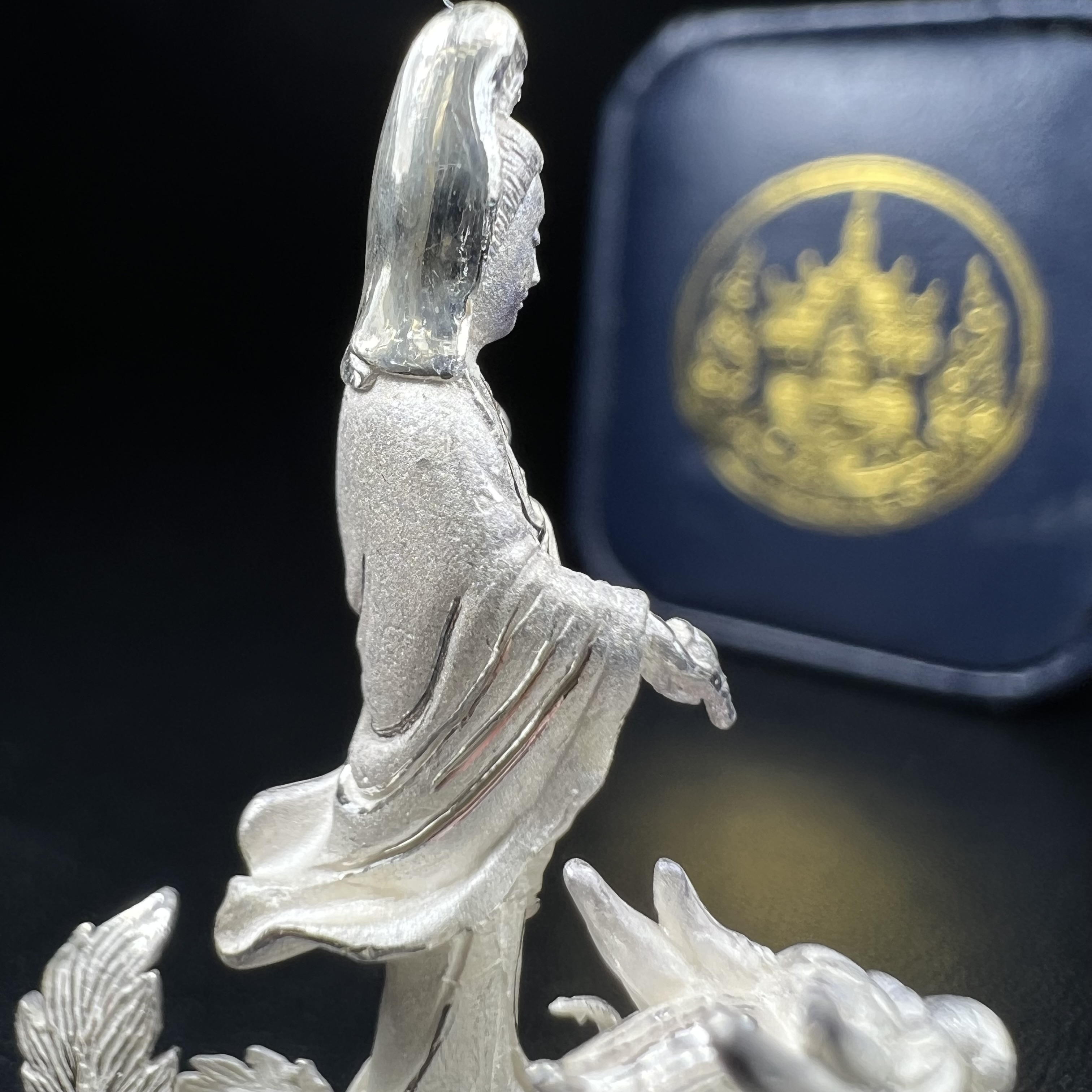 รูปหล่อลอยองค์พระโพธิสัตว์กวนอิม ทรงประทับมังกร จ.ระนอง เนื้อเงิน พิมพ์ใหญ่(สภาพผิว สวยงดงาม ทรงคุณค่า) เฉลิมฉลองในวโรกาสที่พระบาทสมเด็จพระเจ้าอยู่หัวทรงครองสิริราชสมบัติครบ 50 ปี จ.ระนอง พ.ศ.2539