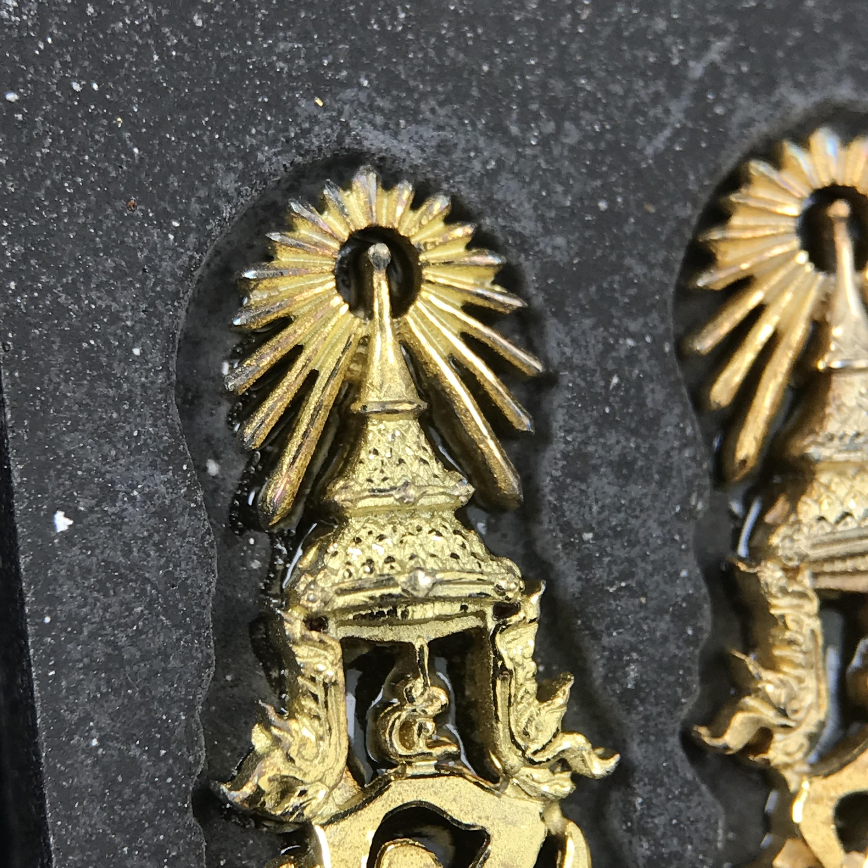 พระนิรันตรายสองกษัตริย์ มหาพุทธานุภาพแห่งแผ่นดิน ปี 2552 "พระผู้ปกป้องคุ้มครองจากภัยอันตรายทั้งปวง" พระผงพิมพ์สมเด็จหน้าปัดทอง สีดำด้านหลังฝังโลหะเงินชุบทอง เชิญอักษรพระปรมาภิไธยสองกษัตริย์(จปร.และ วปร.) พร้อมกล่องบรรจุเดิม องค์หมายเลข ๒๘๐