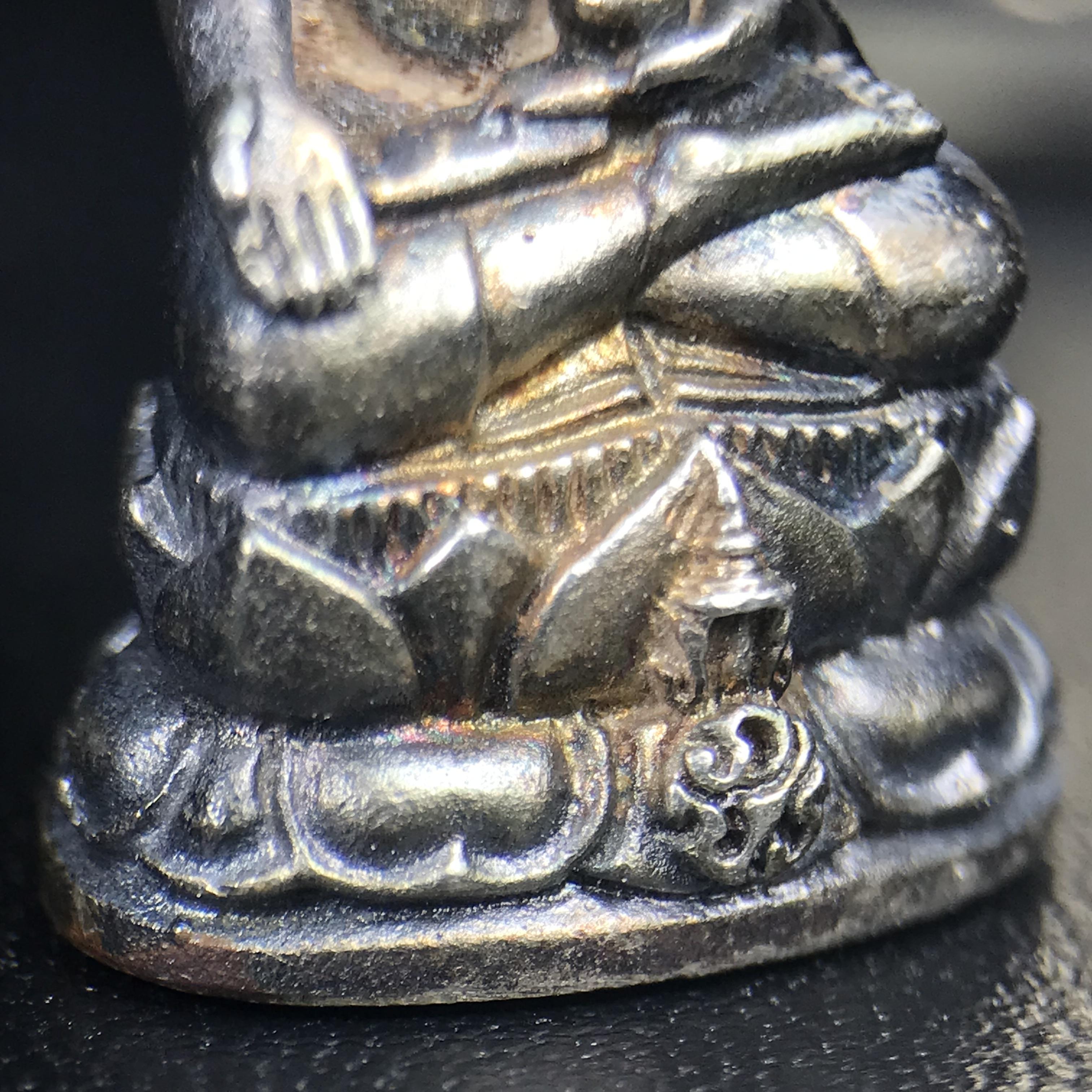 พระกริ่งไพรีพินาศ ภปร. รุ่นแรกของประเทศไทย วัดปทุมวนาราม ปี 2535 เนื้อเงิน(ผิวเดิม ผิวขึ้นรุ้งทั่วองค์ สวย งดงาม)(เข้มขลังทรงอานุภาพยิ่งใหญ่ กำราบศัตรูพ่ายสิ้น) ขนาดสูง 3 ซม. พร้อมกล่องบรรจุเดิมครบสมบูรณ์ (ในหลวงรัชกาลที่9เสด็จเททอง)(1ใน3000องค์)นิยมหายาก