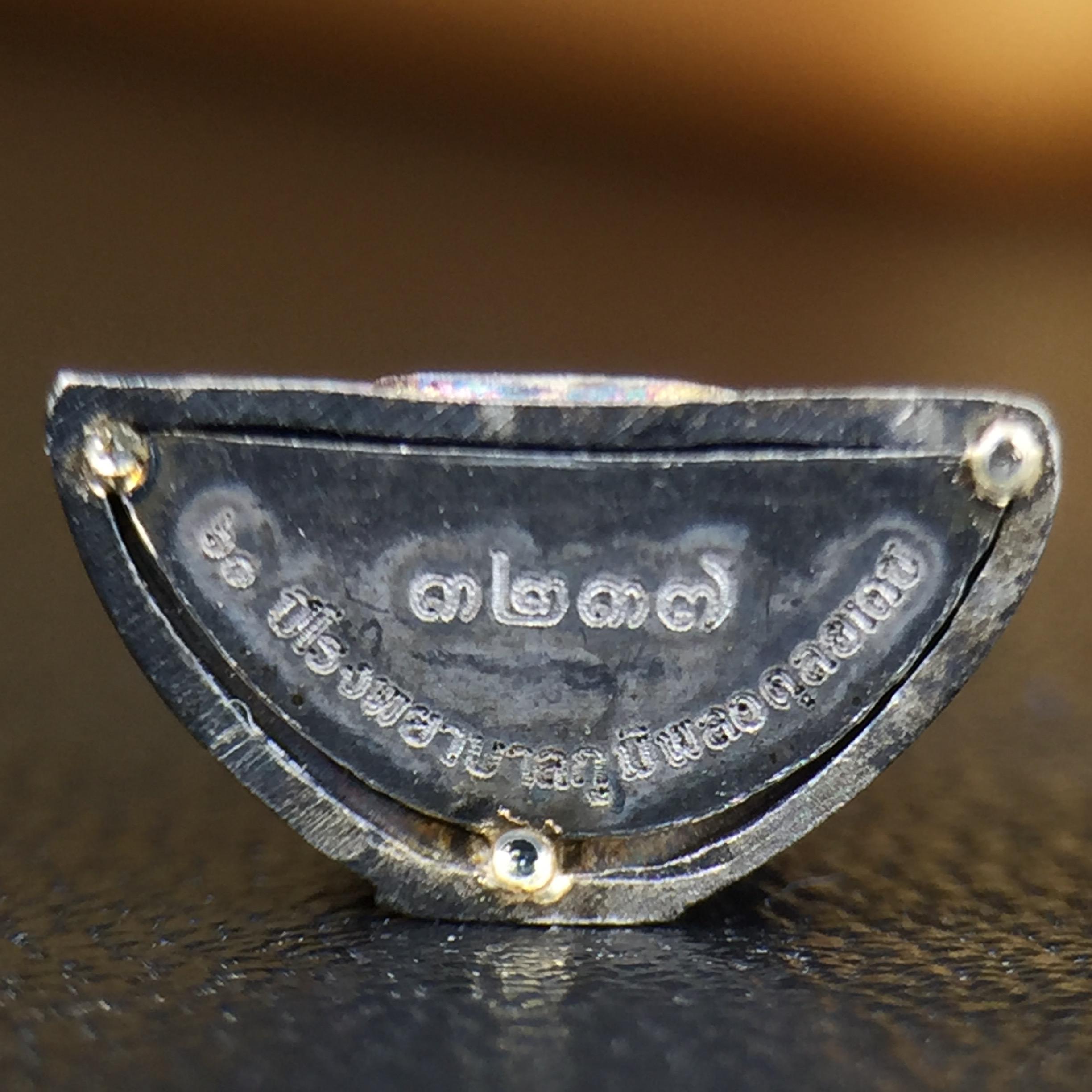 พระพุทธโสธร คุ้มเกล้าฯ ภปร.(ใต้ร่มพระบารมี คุ้มเกล้า) 60ปี รพ.ภูมิพลฯ พ.ศ.2552 เนื้อเงิน ชุบทองคำขาว(พิมพ์เล็กขนาด 11.5*10.5 มม.)เนื้อเงินผิวเดิมกลับดำขึ้นสีรุ้งเข้มขลังงดงามธรรมชาติสร้างสรรค์ สภาพสวยเดิมพร้อมกล่องบรรจุเดิม ตอกโค๊ดหมายเลขกำกับ