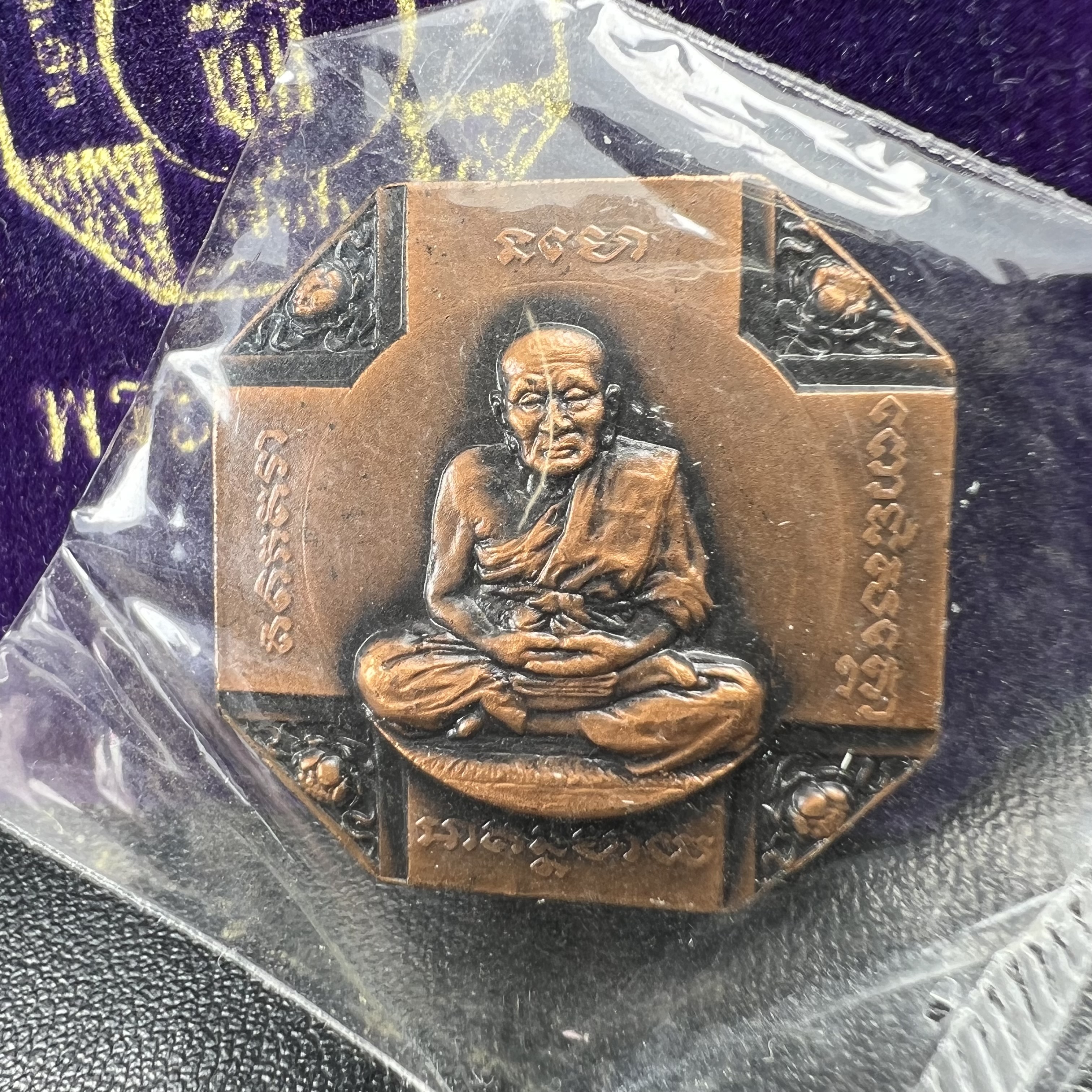 เหรียญหลวงพ่อทวด รุ่นสมเด็จเจ้าฟ้ามหาจักรี 48พรรษา โดยสภากาชาดไทย ปี2546 เหรียญบรอนซ์พ่นทราย(เพื่อพระราชทานตามพระราชอัธยาศัย) ขนาด 2.8 ซม.พร้อมซีนซองถุงบรรจุเดิมครบสวยงาม(เหรียญจัดสร้างเนื้อพิเศษเป็นรูปแบบพระราชทาน ไม่มีในรายการสั่งจอง หายาก)