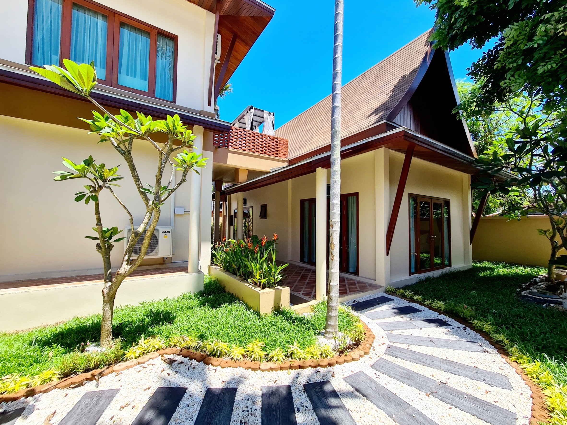 For Rent : Rawai, Stand alone pool villa, 3 bedrooms 4 bathrooms