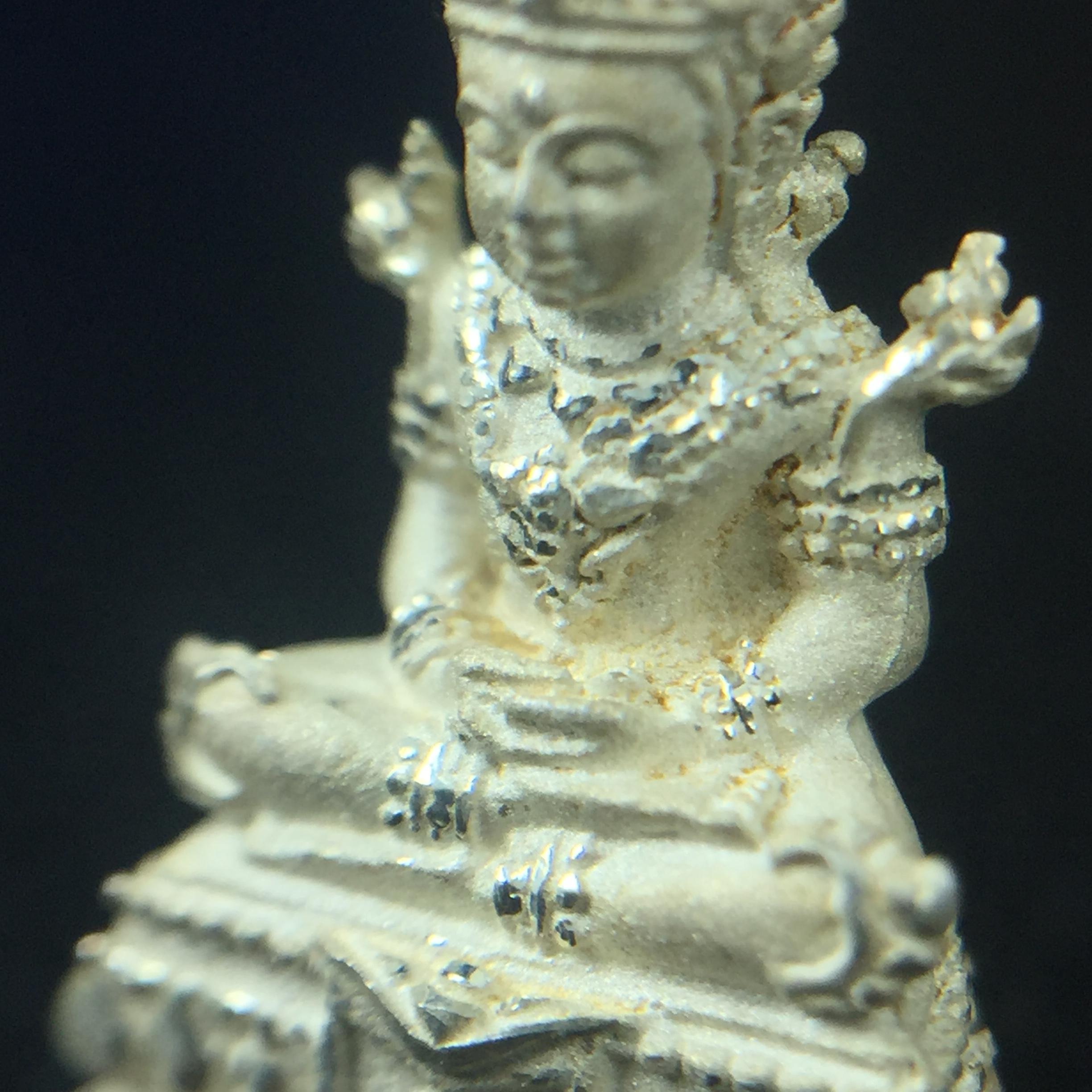 พระแก้วมรกต(จำลอง)ลอยองค์ ขนาดหน้าตัก 1/4 นิ้ว ทรงเครื่องฤดูร้อน เนื้อเงิน ตราสัญลักษณ์ฉลองสิริราชสมบัติครบ 60 ปี พ.ศ.2549