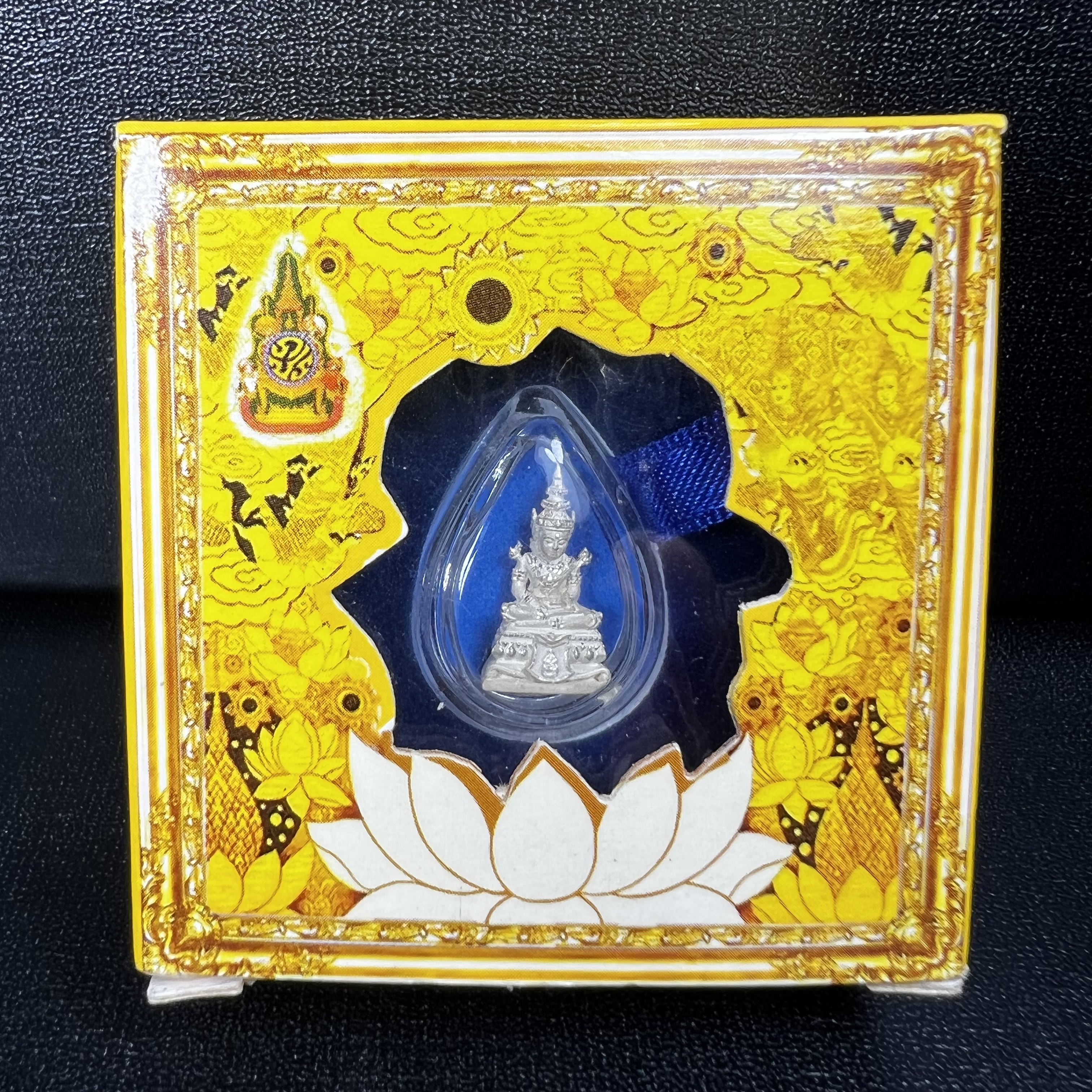 พระแก้วมรกต(จำลอง)ลอยองค์ ขนาดหน้าตัก 1/4 นิ้ว ทรงเครื่องฤดูร้อน เนื้อเงิน ตราสัญลักษณ์ฉลองสิริราชสมบัติครบ 60 ปี พ.ศ.2549