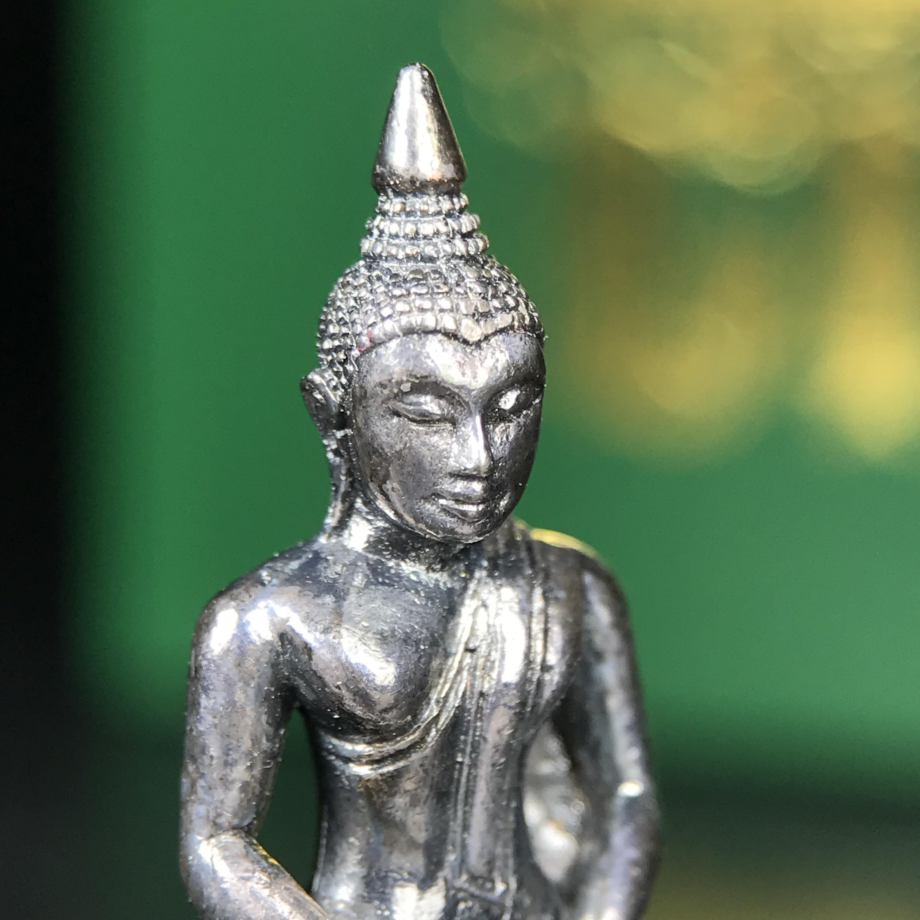 พระพุทธโสธร รุ่น กศก. 120 ปี เนื่องในโอกาสครบ 120 ปี กรมศุลกากร กระทรวงการคลัง จัดสร้าง ปี 2537 เนื้อเงินบริสุทธิ์ 99.9% ผิวขัดเงาลงดำ(เข้มขลัง)(งานบริษัท แพรนด้า จิวเวลรี่)สวยงดงาม ทรงคุณค่า