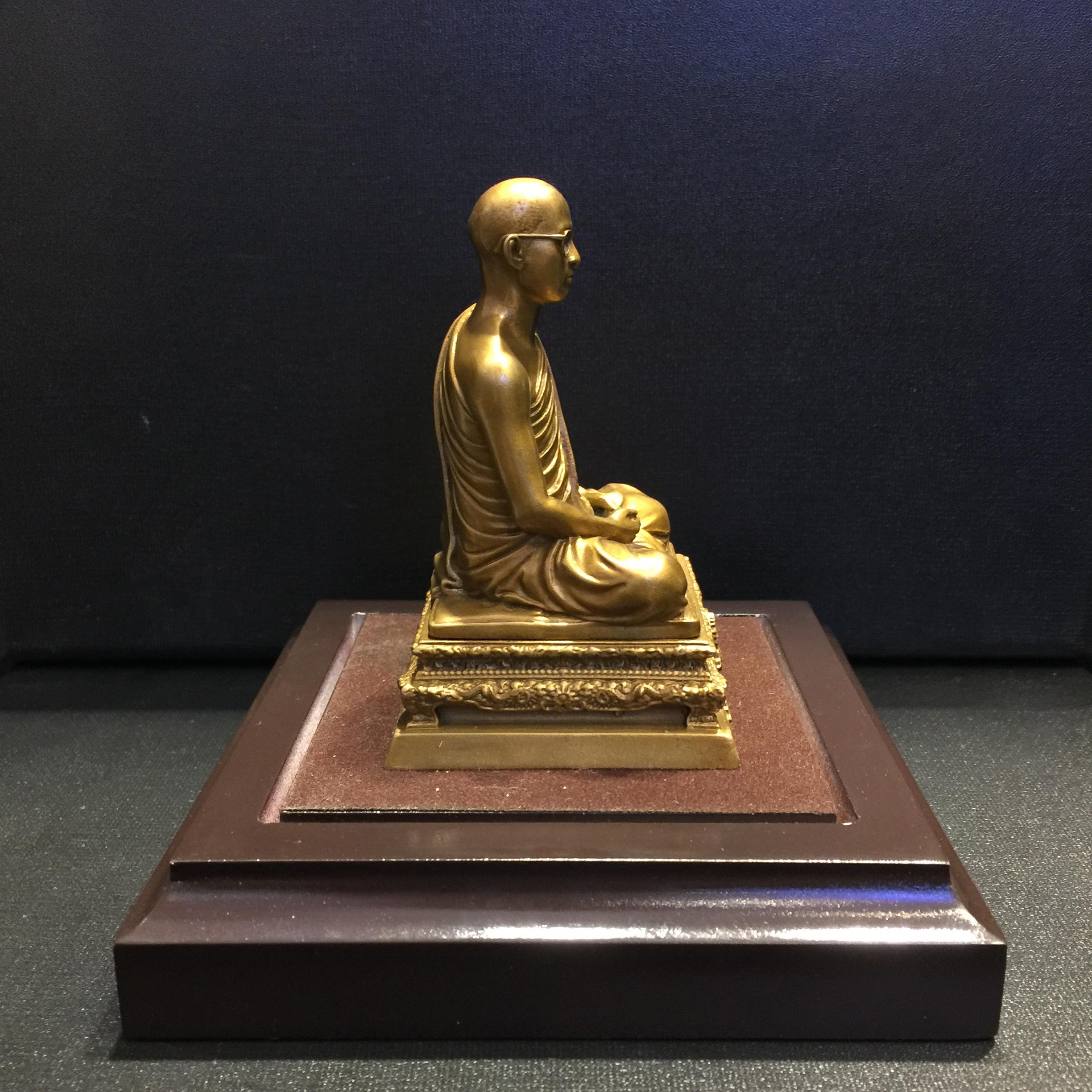 พระบรมรูปพระบาทสมเด็จพระเจ้าอยู่หัวทรงผนวช กำลังแผ่นดิน ปี2554