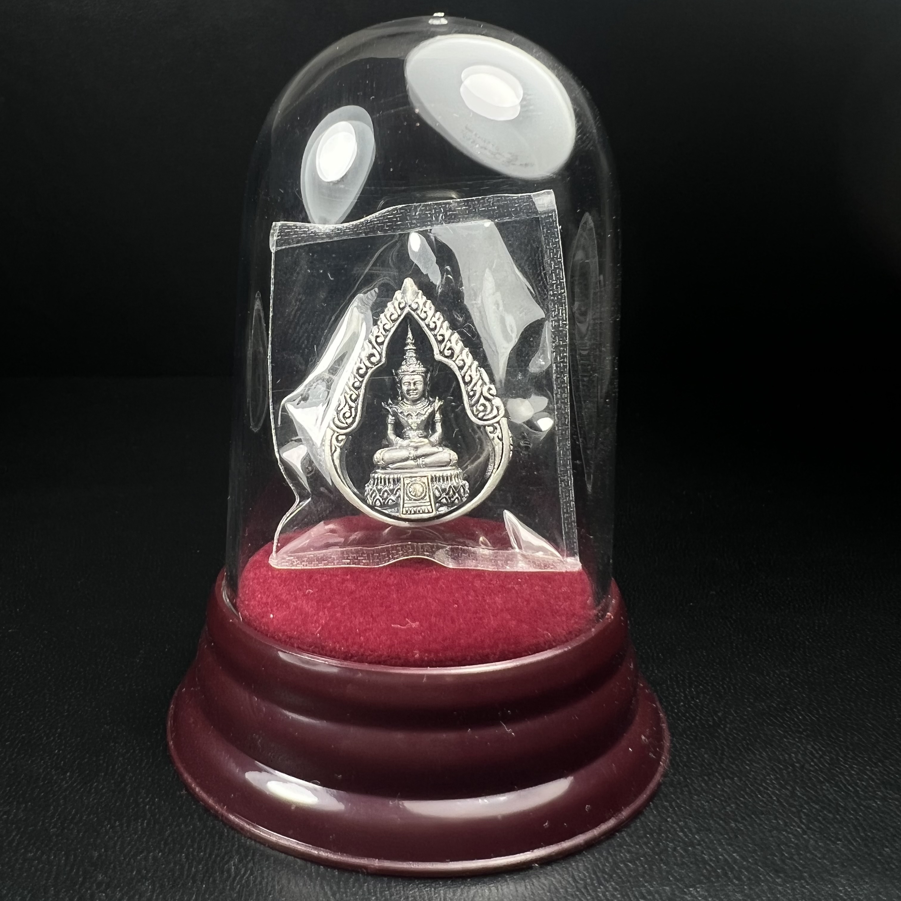 พระแก้วมรกต ภปร.(รุ่นแรก) ปี2545 รุ่นฉลองกรุงรัตนโกสินทร์ครบ 220 ปี พิมพ์ลอยองค์ทรงหยดน้ำ เนื้ออัลปาก้า ชุบเงินลงดำ ขนาด 18*27 มม. พร้อมครอบตั้งโชว์เดิม องค์พระซีนซองเดิม สวยครบสมบูรณ์